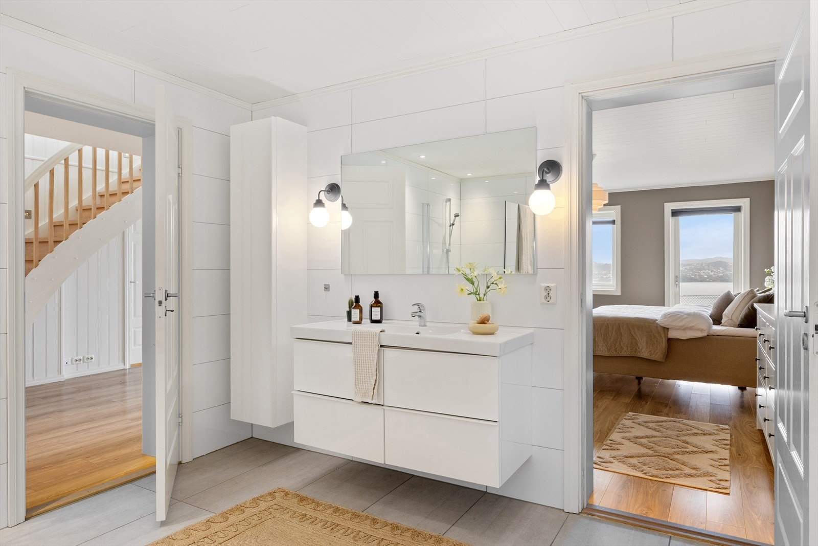 Badet i underetasjen er på hele 12,8 kvadratmeter og har et stilrent og pent uttrykk med keramiske fliser på både gulv og vegger, samt varmekabler som sikrer god komfort. Galleribilde