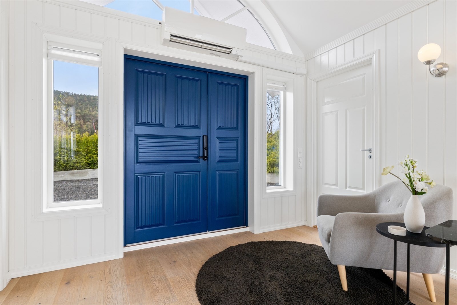 Velkommen inn! Eiendommen har dør inn til garderobe hvor man kan henge fra seg yttertøy og sko. Galleribilde