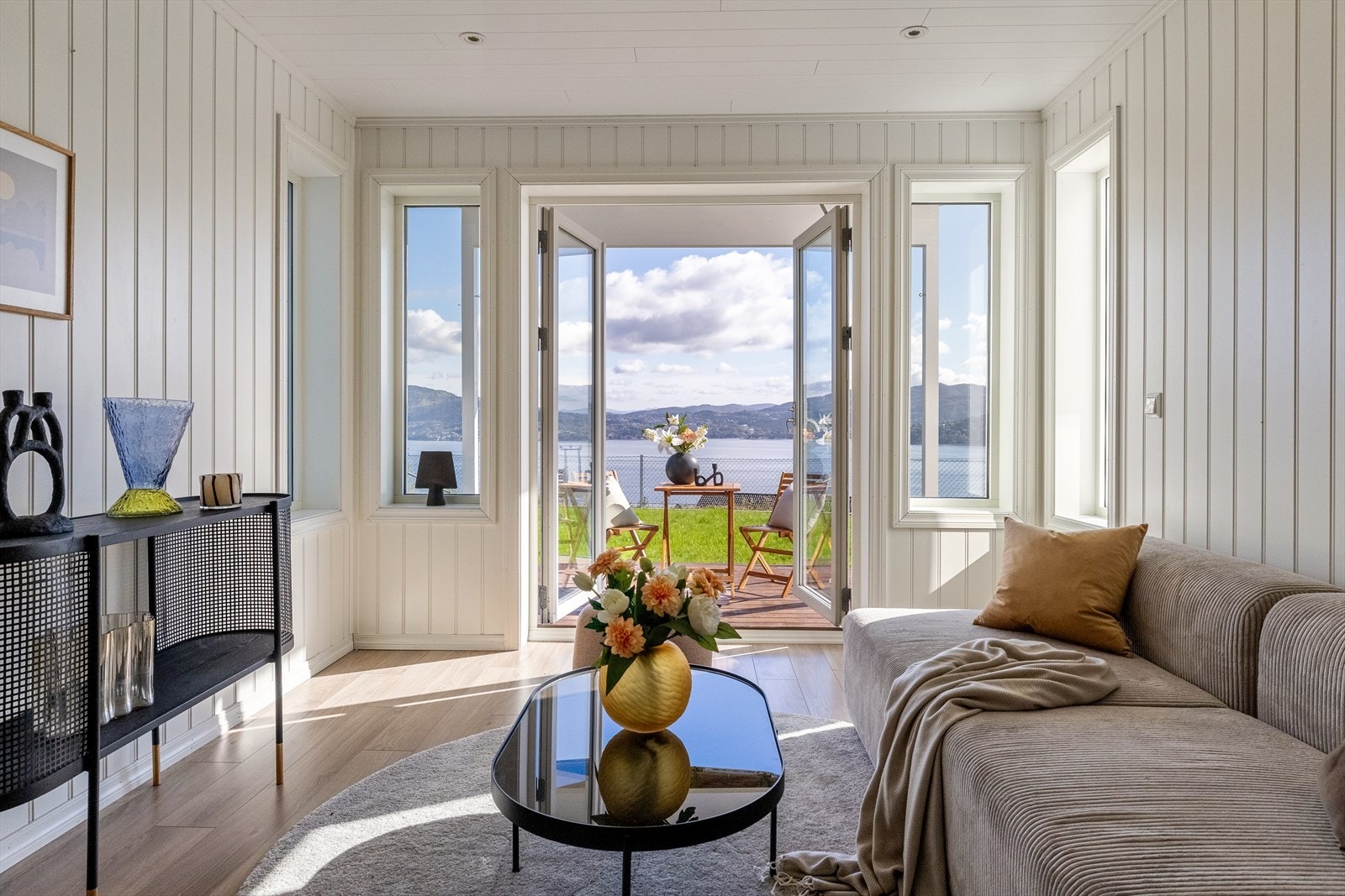 Kjellerstuen har godt med lysinnslipp og utgang til uteområde, noe som gir en fin overgang mellom inne- og utearealene. Galleribilde