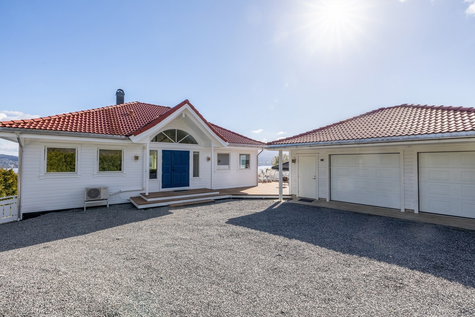 En innholdsrik enebolig over to plan, beliggende i et attraktivt og veletablert boligområde på Erdal i Askøy kommune. Galleribilde