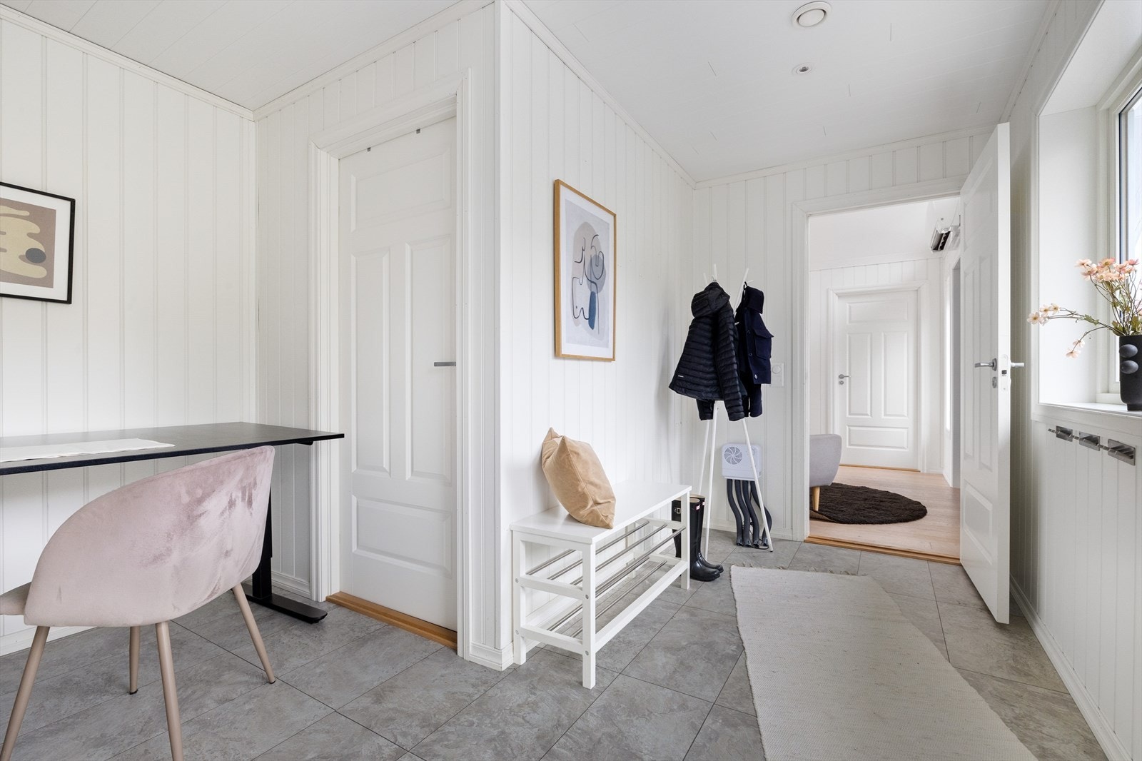Fra hallen er det lett atkomst til garderobe hvor man kan henge fra seg yttertøy og sko Galleribilde
