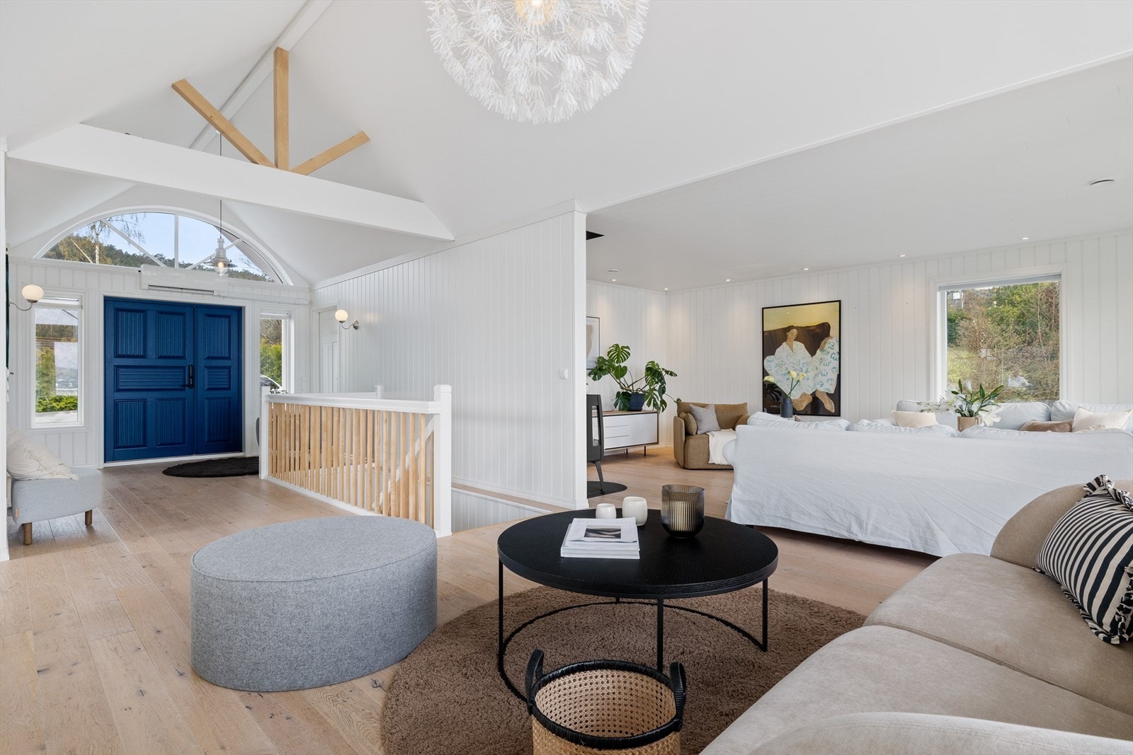 Her er det åpen løsning mellom kjøkken, stue og entré, noe som skaper en svært sosial og funksjonell sone som er perfekt for både hverdag og selskapelighet. Galleribilde