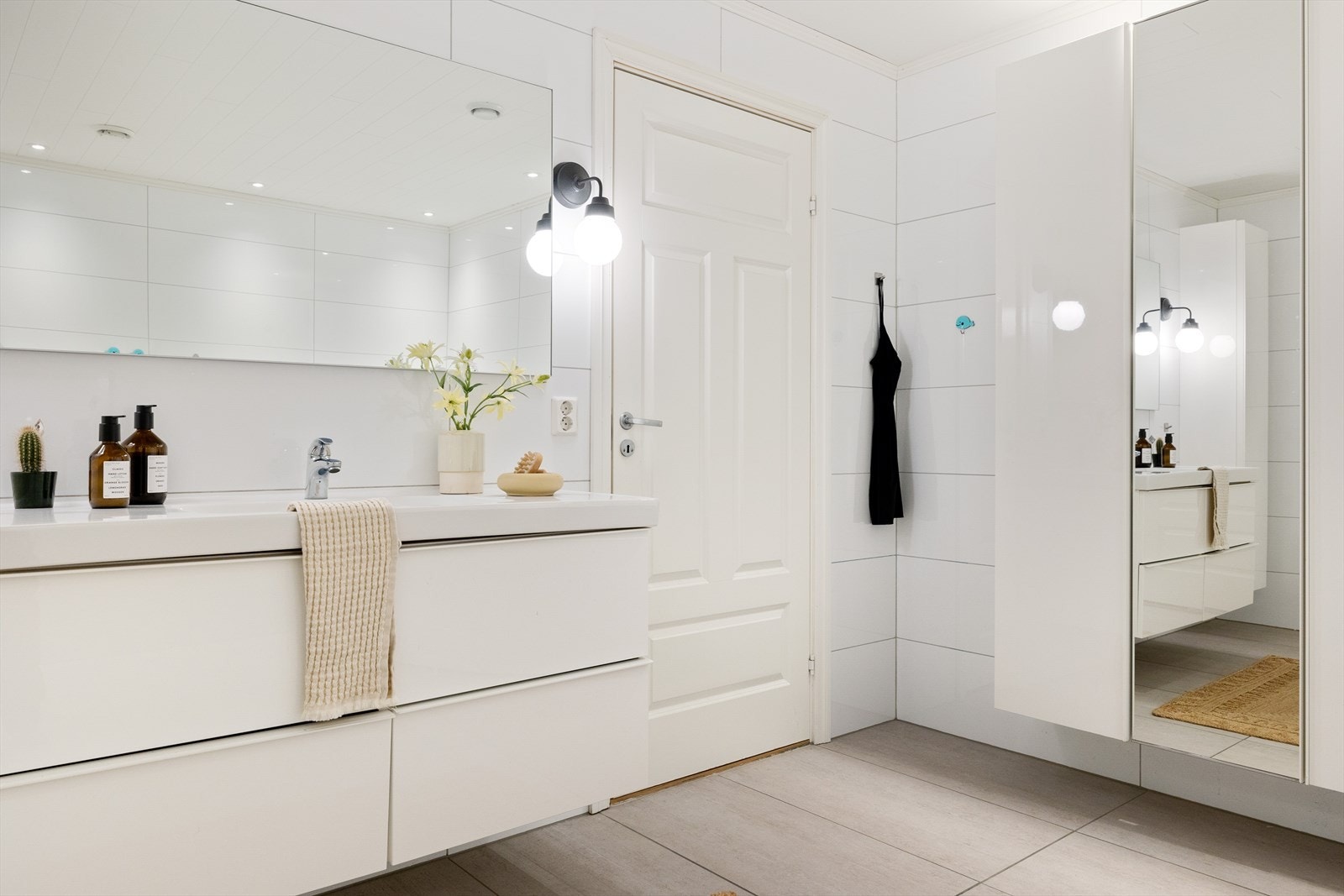 Badet har adkomst både fra gang og ett av soverommene Galleribilde