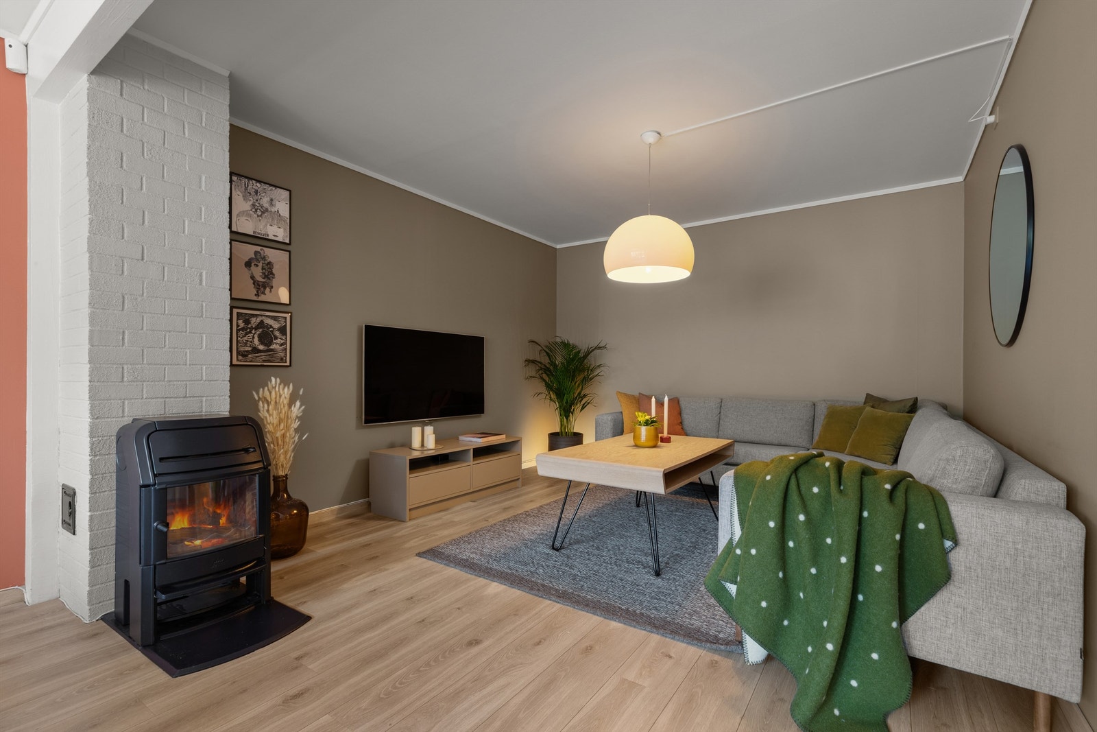 I stuen er det også en herlig peisovn - perfekt for kalde vinterkvelder. Galleribilde