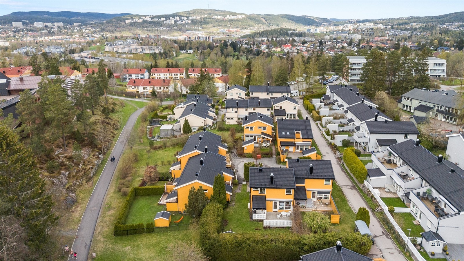 Boligen ligger i et hyggelig og svært barnevennlig nabolag på Ellingsrud i Oslo kommune. Galleribilde