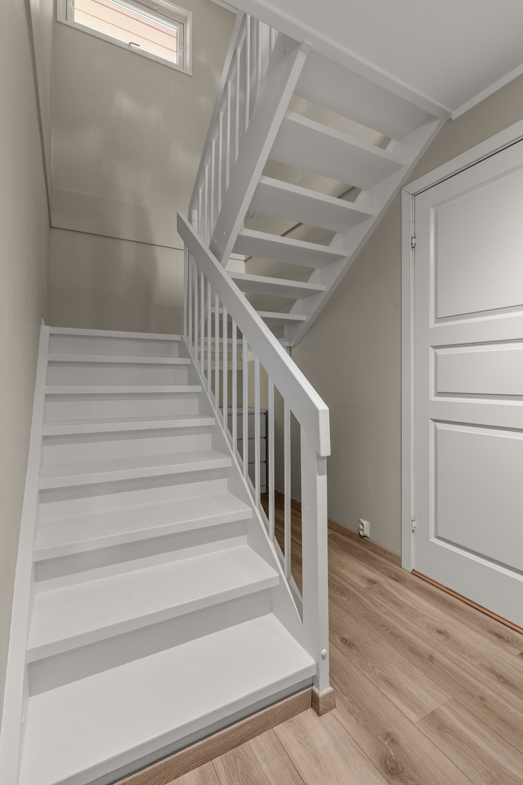 Herfra går trappen videre opp til 1. etasje. Galleribilde