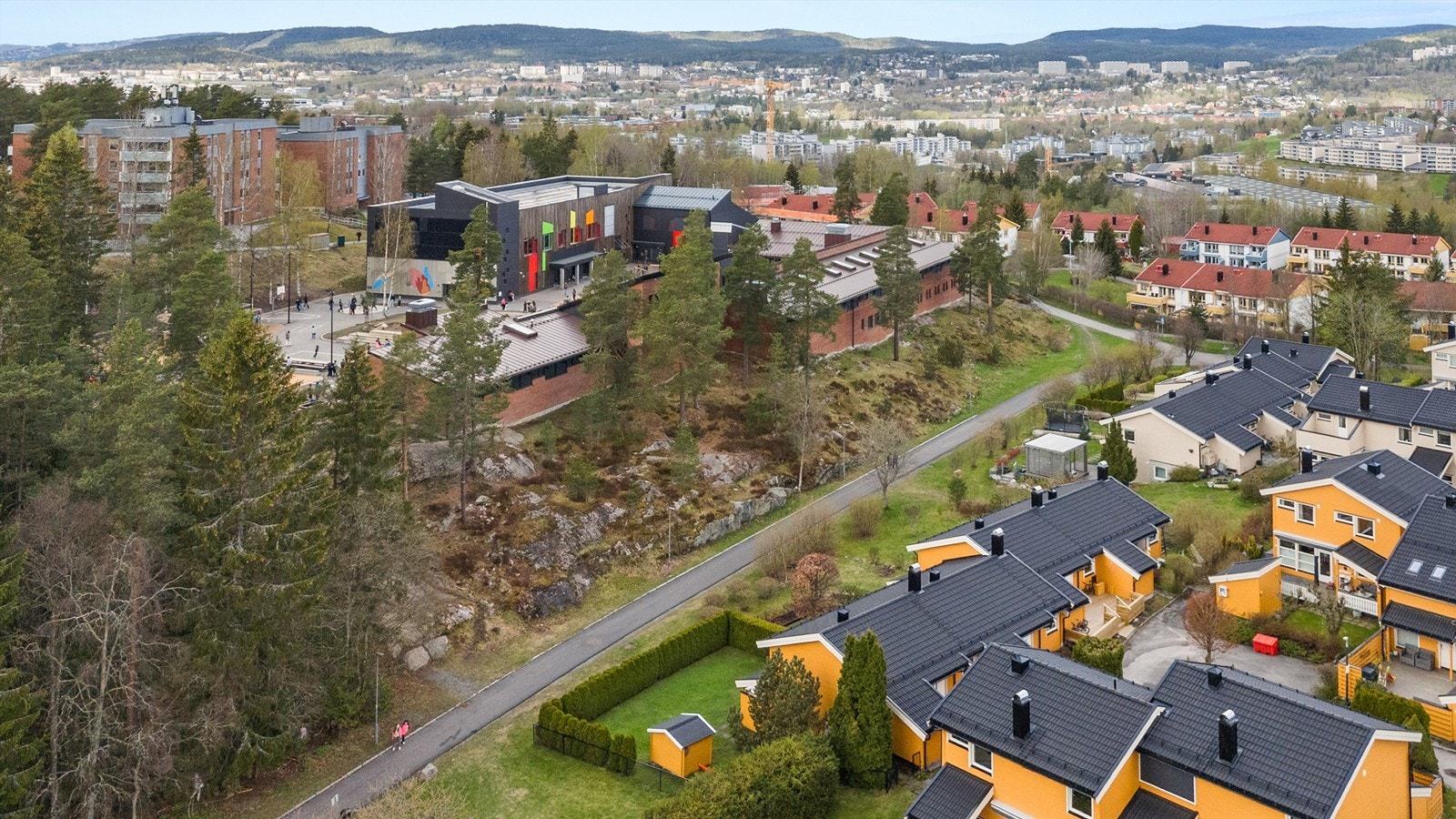 Her har man skoler for alle alderstrinn, barnehager, god offentlig kommunikasjon og et rikt utvalg av servicetilbud like i nærheten! Galleribilde