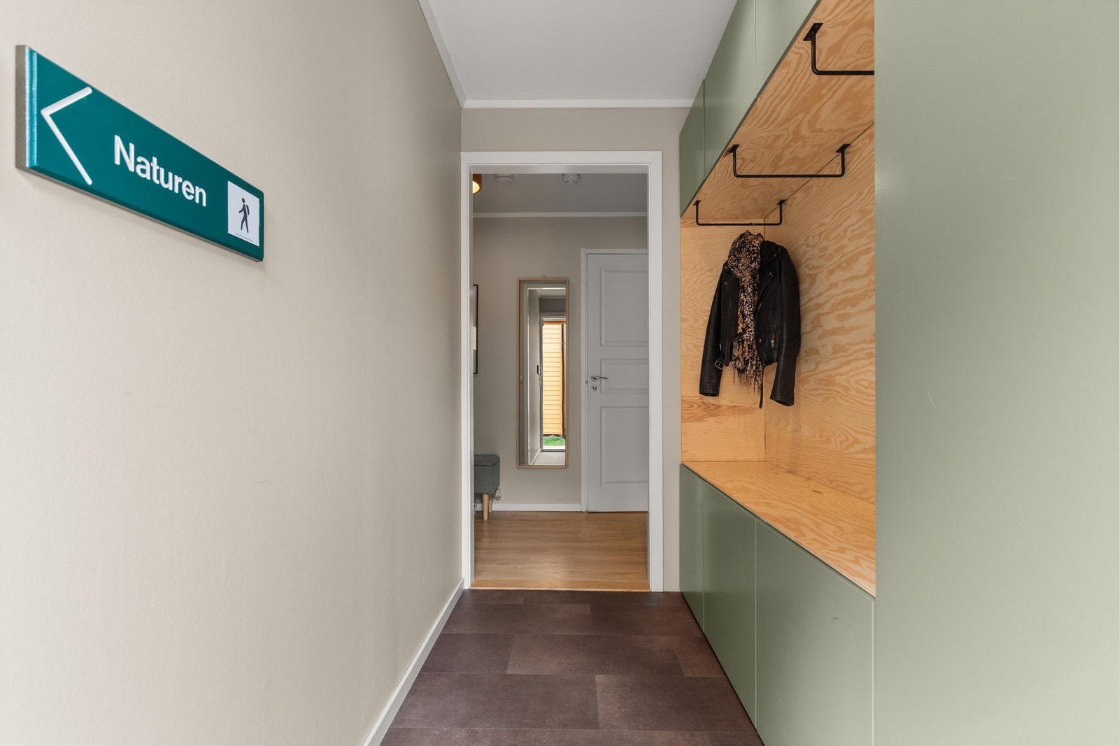 Boligens entré er lys og innbydende og gir et meget godt førsteinntrykk. Her er det rikelig med plass til å henge fra seg yttertøyet og sette fra seg sko. Galleribilde