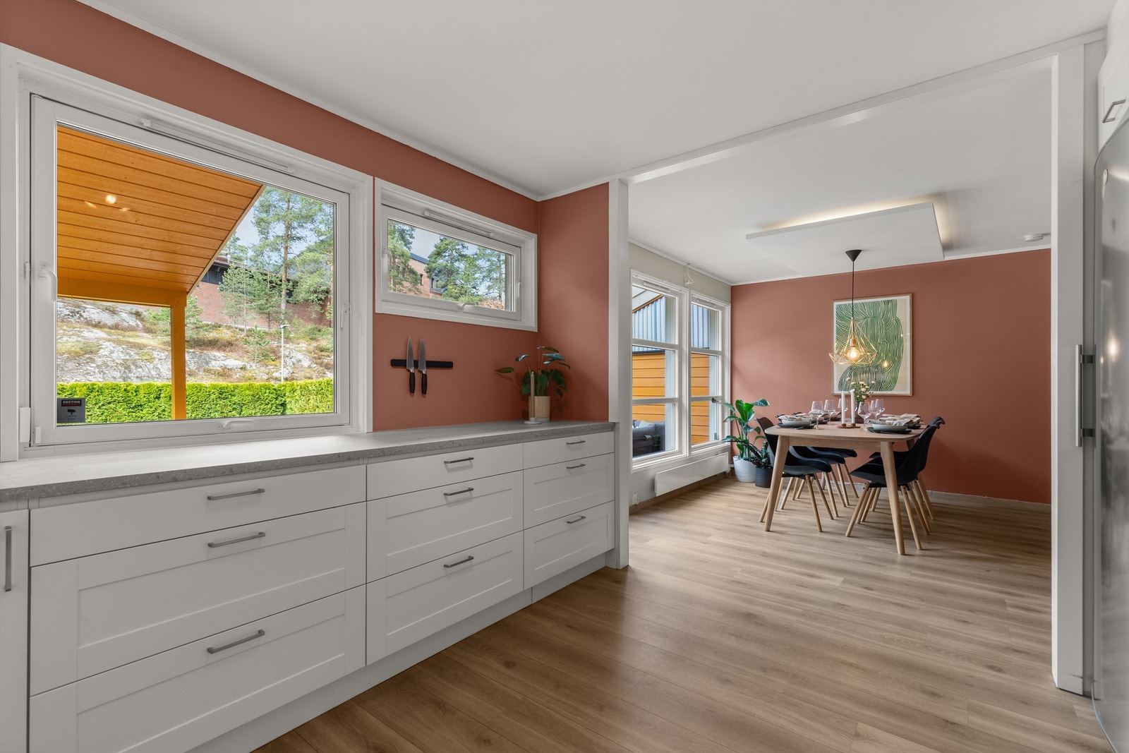 Kjøkkenet er holdt i en praktisk delvis åpen løsning mot spisestuen der du har god kommunikasjon med gjestene mens middagen lages. Galleribilde