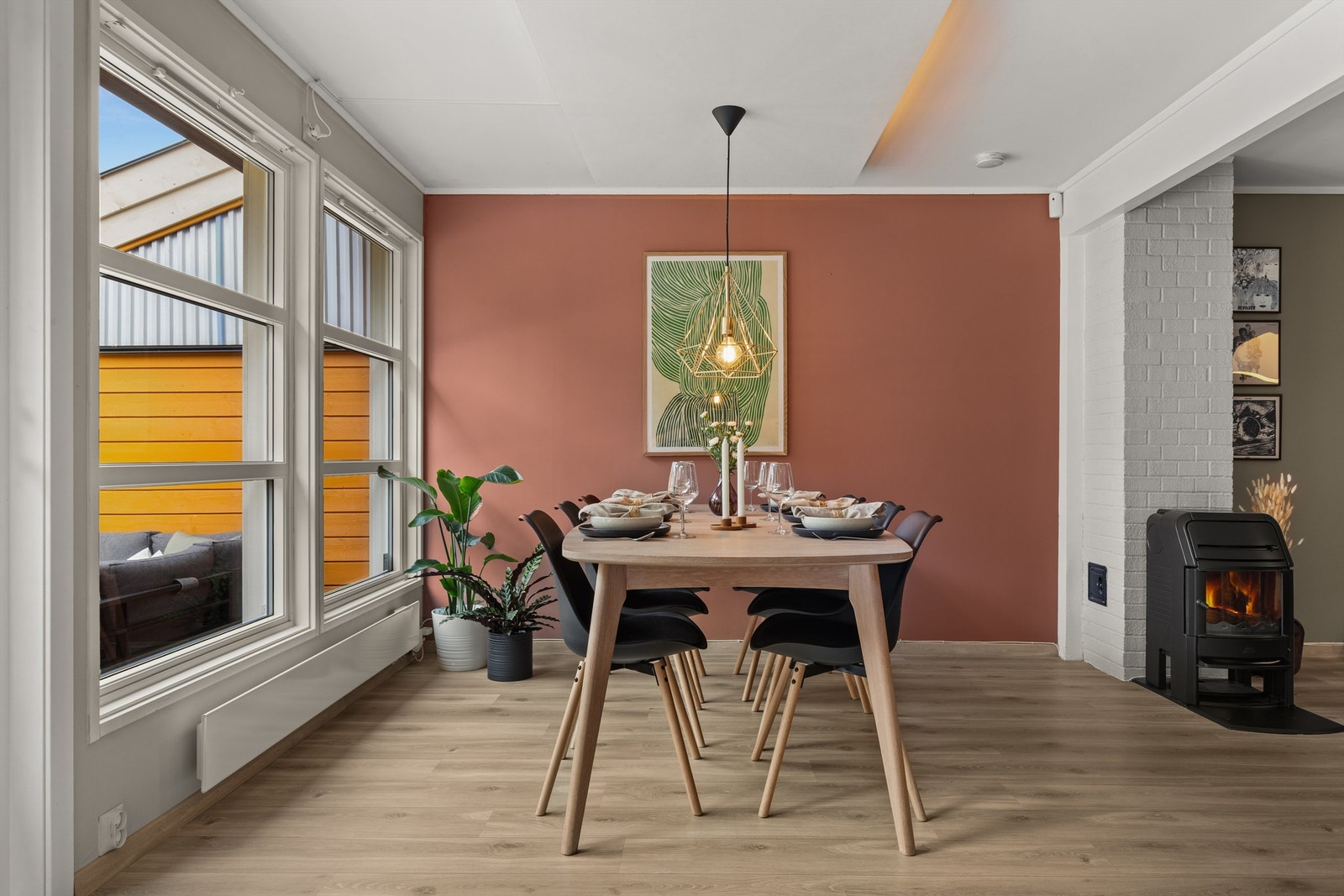 Det er også en naturlig og fin plass for å innrede med et spisebord med plass til å invitere familie og venner på middagsselskaper. Galleribilde
