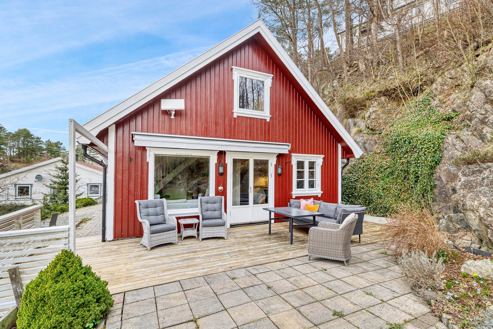 Tomten har gode solforhold med sol på verandaen fra ca. kl. 10 og helt til solen går ned rundt kl. 22 på kvelden - perfekt for lange, lyse sommerdager. Galleribilde