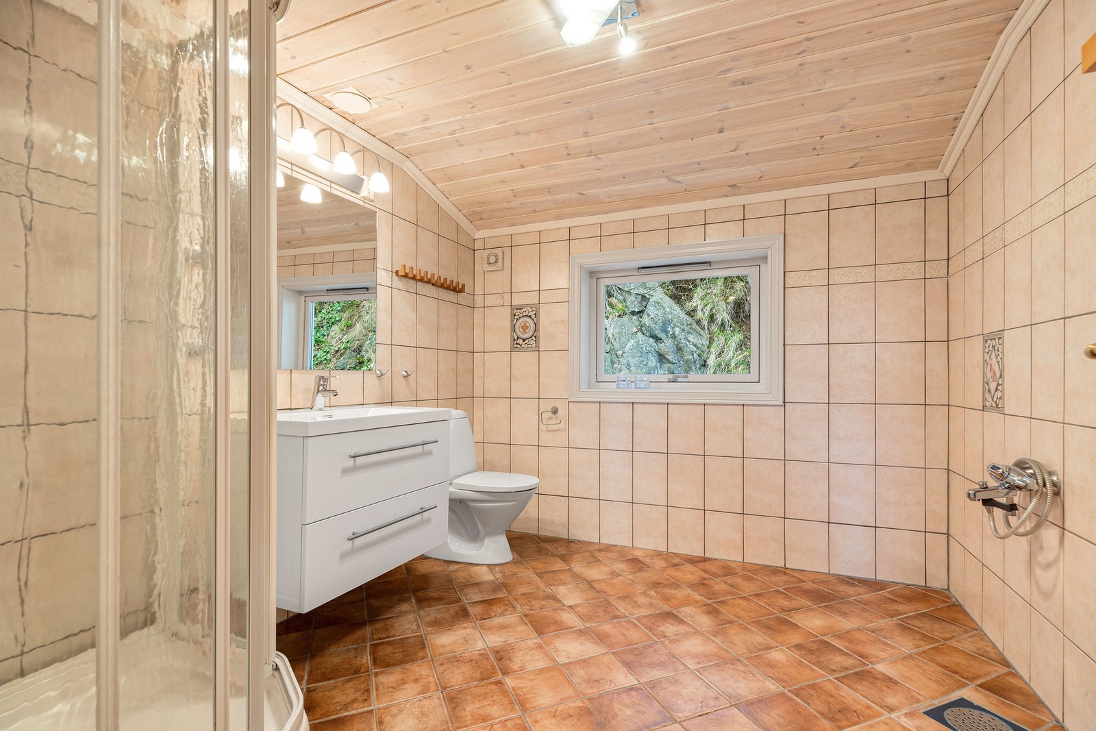 Badet i annen etasje er flislagt på gulv og vegger. Galleribilde