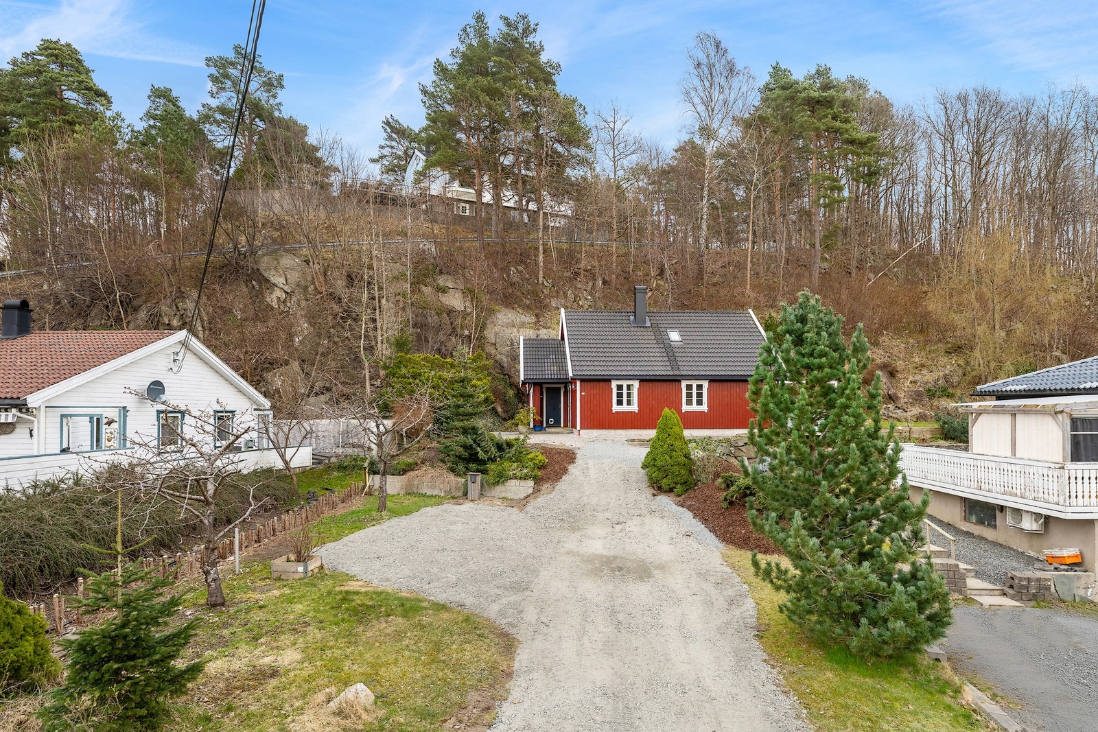 Biloppstillingsplass på egen tomt med elbillader og innlagt fiber. Galleribilde