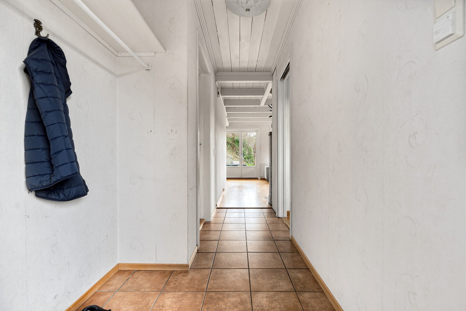 Flislagt inngangsparti med plass for oppheng. Galleribilde