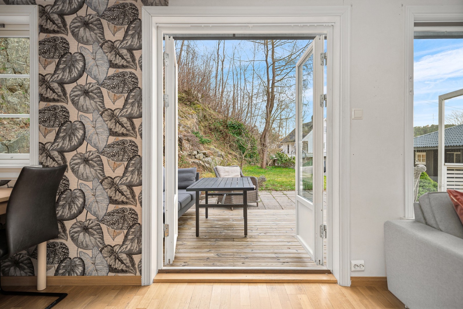 Fra stuen er det utgang til markterrasse og uteareal. Galleribilde