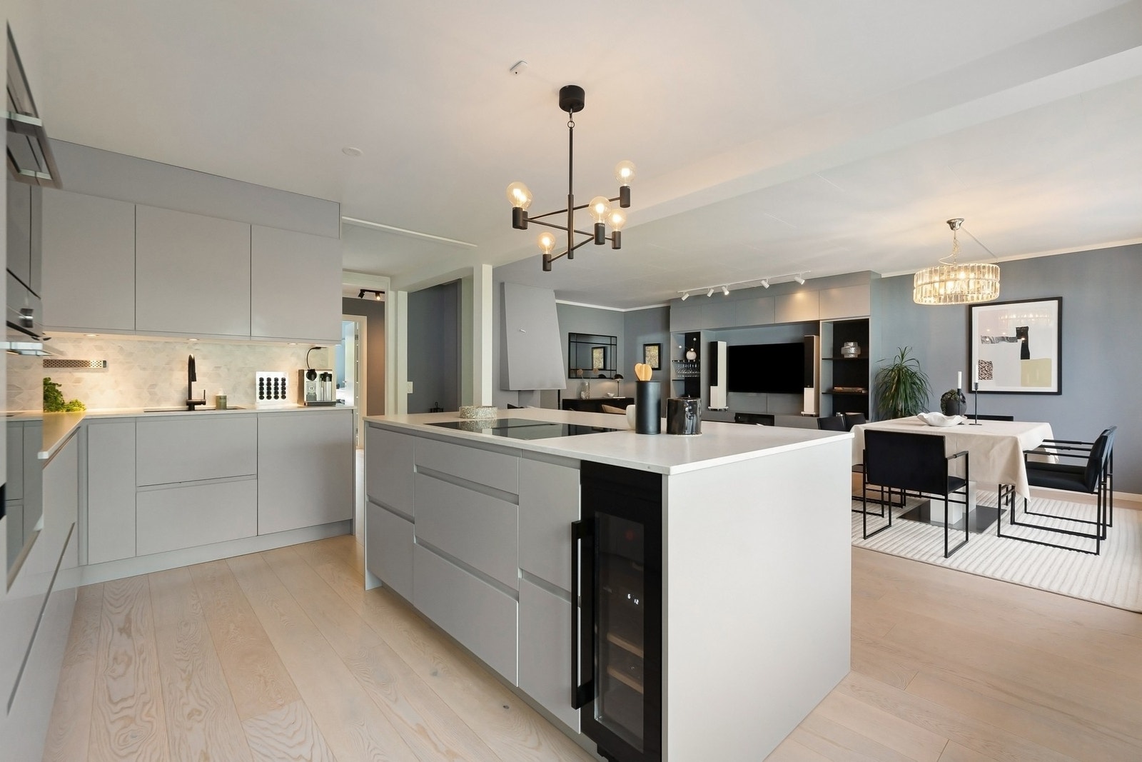 Det er integrerte hvitevarer fra Siemens med kjøl og fryseskap, oppvaskmaskin, stekeovn og kombi stek- og mikroovn. Vinskap i kjøkkenøy Galleribilde