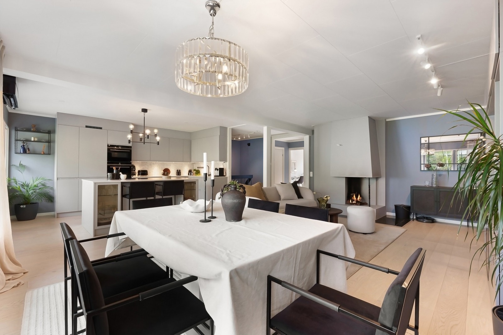 Det er god plass til både sofa- og spisegruppe. Galleribilde