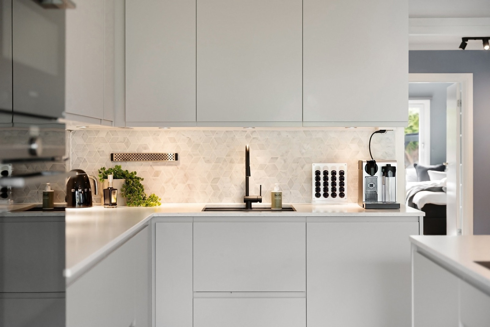 Det er godt med skap- og benkeplass på kjøkkenet. Galleribilde