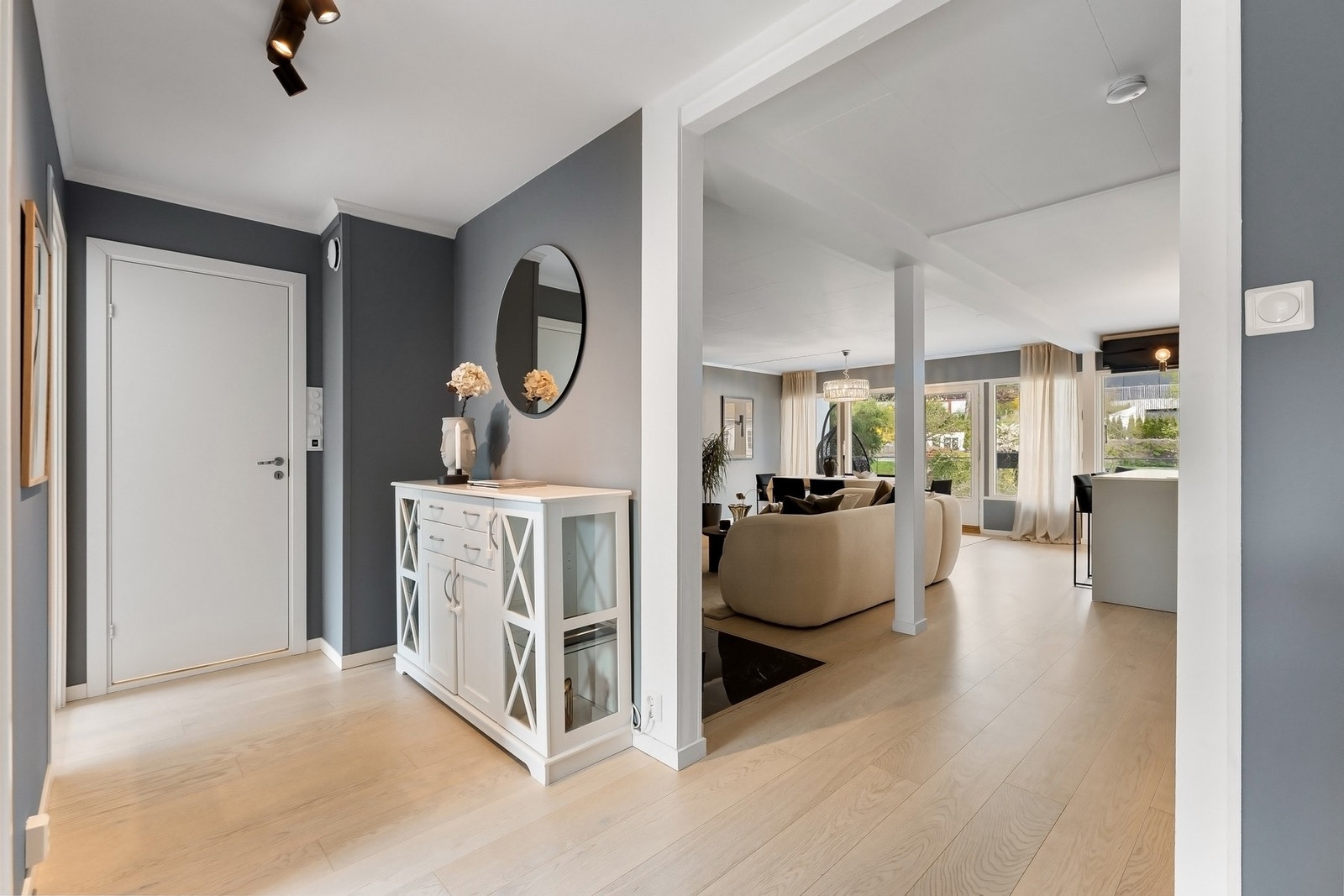 Denne etasjen har 3 soverom, bad og åpen stue- og kjøkkenløsning. Galleribilde