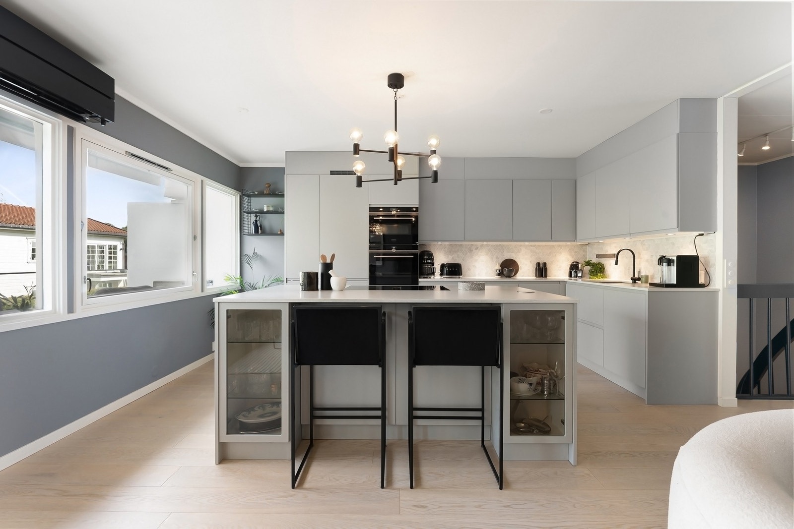 Kjøkkenet var nytt i 2021. Innebygd vintrineskap med belysning i øya. Galleribilde