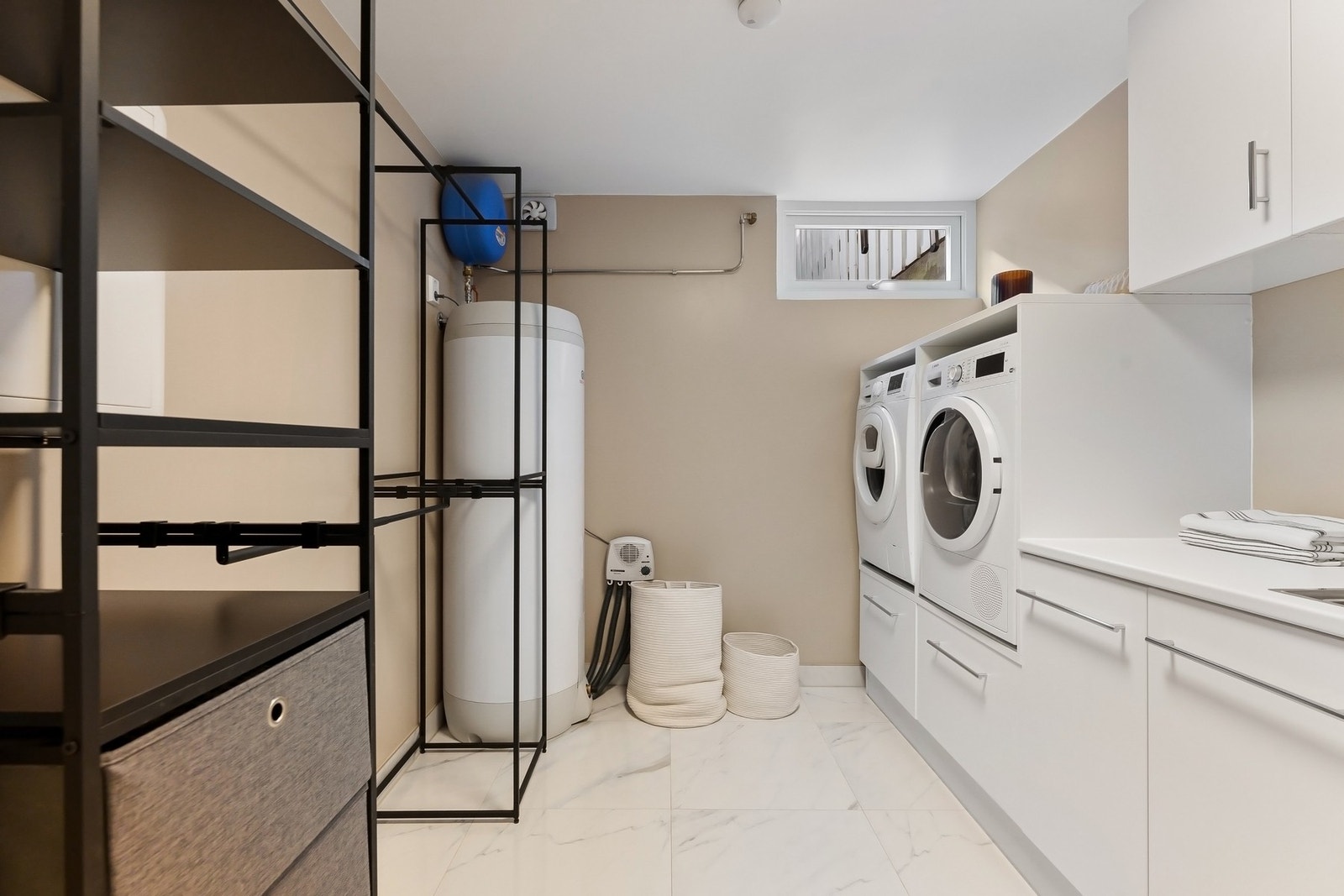 Innbydende vaskerom med god arbeidsplass. Galleribilde