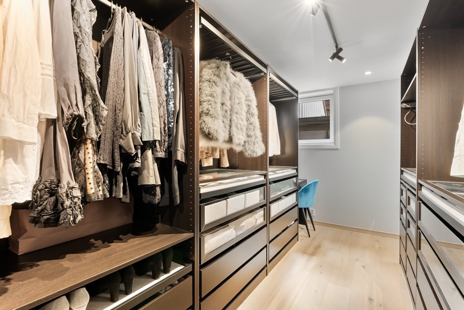 Walk-in-closet i tilknytning til hovedsoverommet. Galleribilde