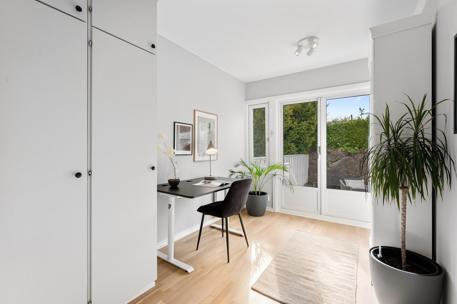 Soverom med utgang til stor, solrik terrasse. Galleribilde