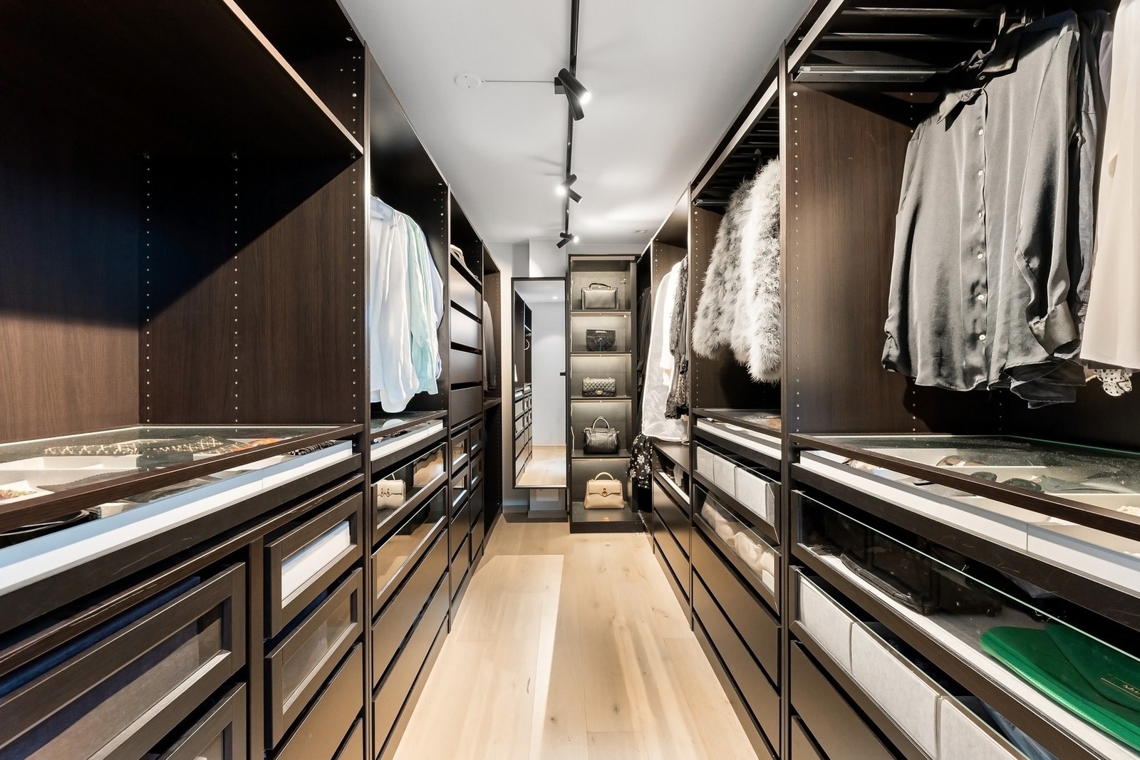 Walk-in-closet i tilknytning til hovedsoverommet. Galleribilde