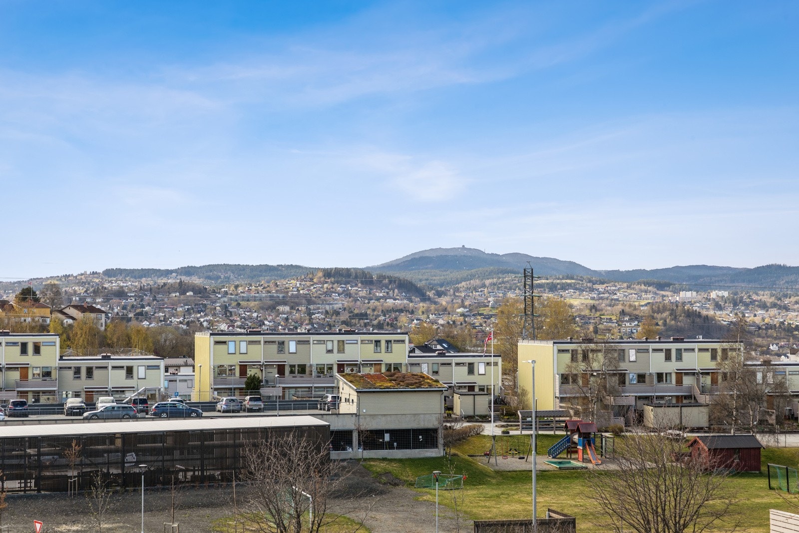 Fra stuevinduene og balkongen i 2. etasje nyter man nydelig utsikt vestover mot toppene i Bymarka. Galleribilde