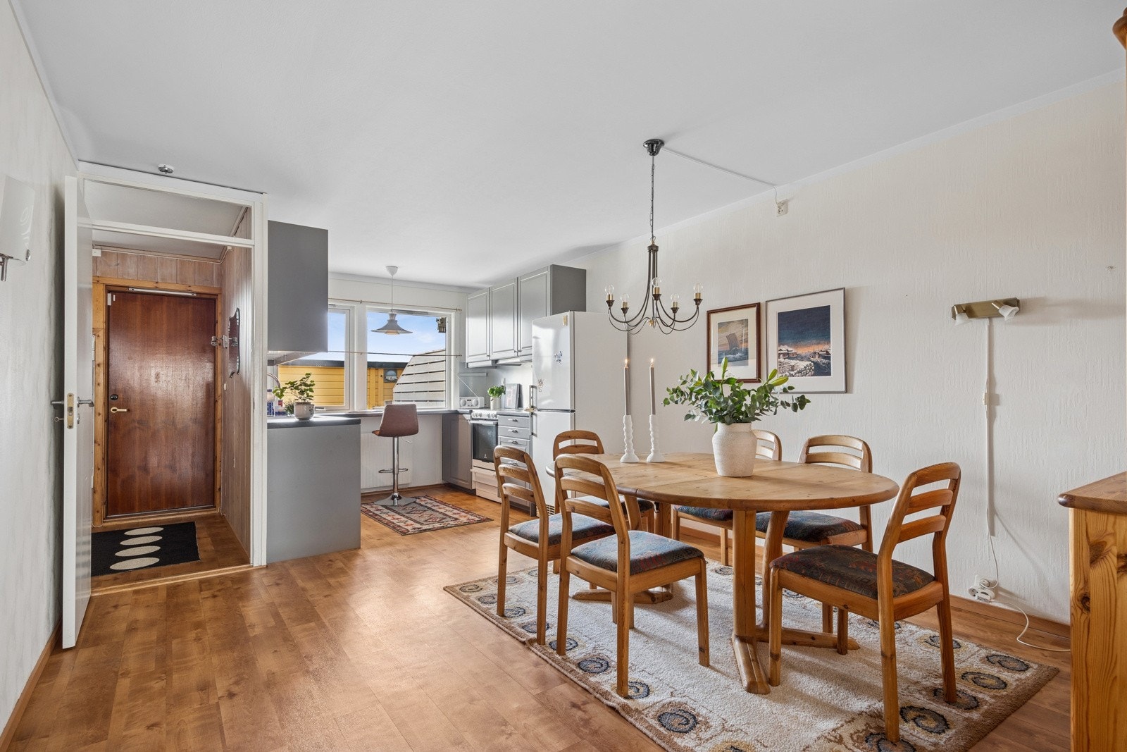 Fra entréen ankommer man boligens kjøkken, som ble oppgradert i 2016. Galleribilde