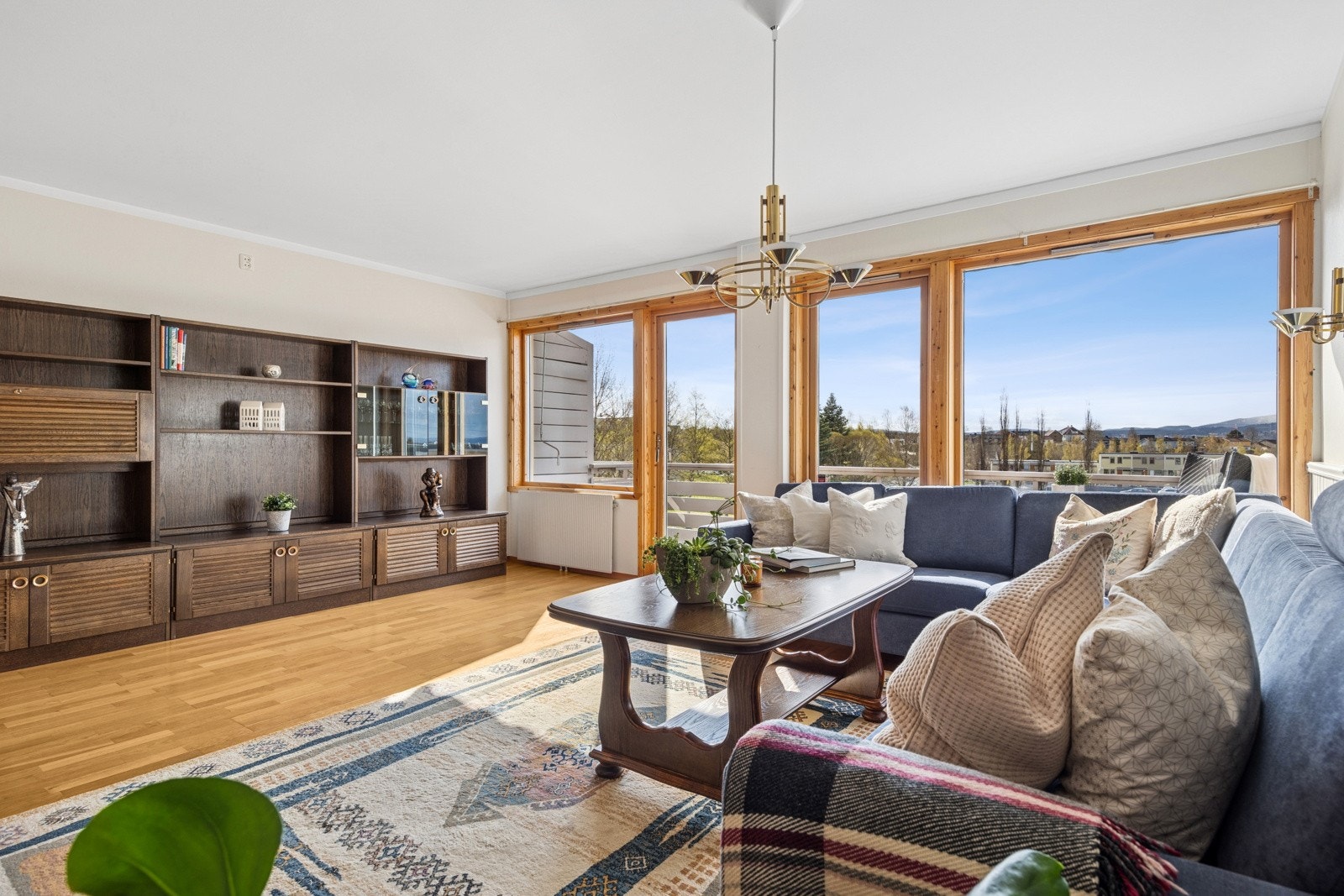 Stuen har en fin utforming og størrelse som gir plass til både spisegruppe, sofagruppe og mediemøblement. Galleribilde