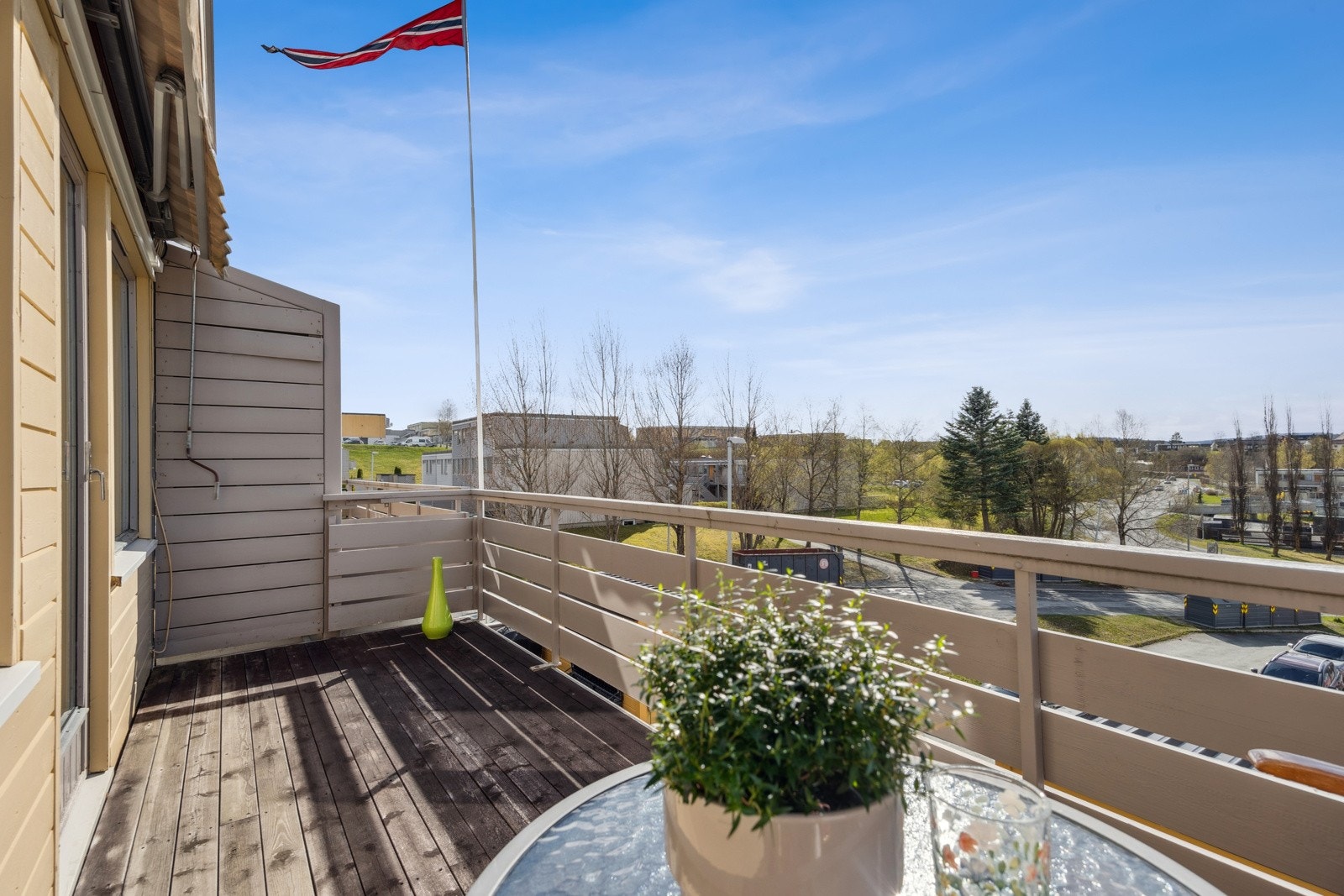 Fra balkongen nyter man nydelig utsikt vestover mot toppene i Bymarka. Galleribilde