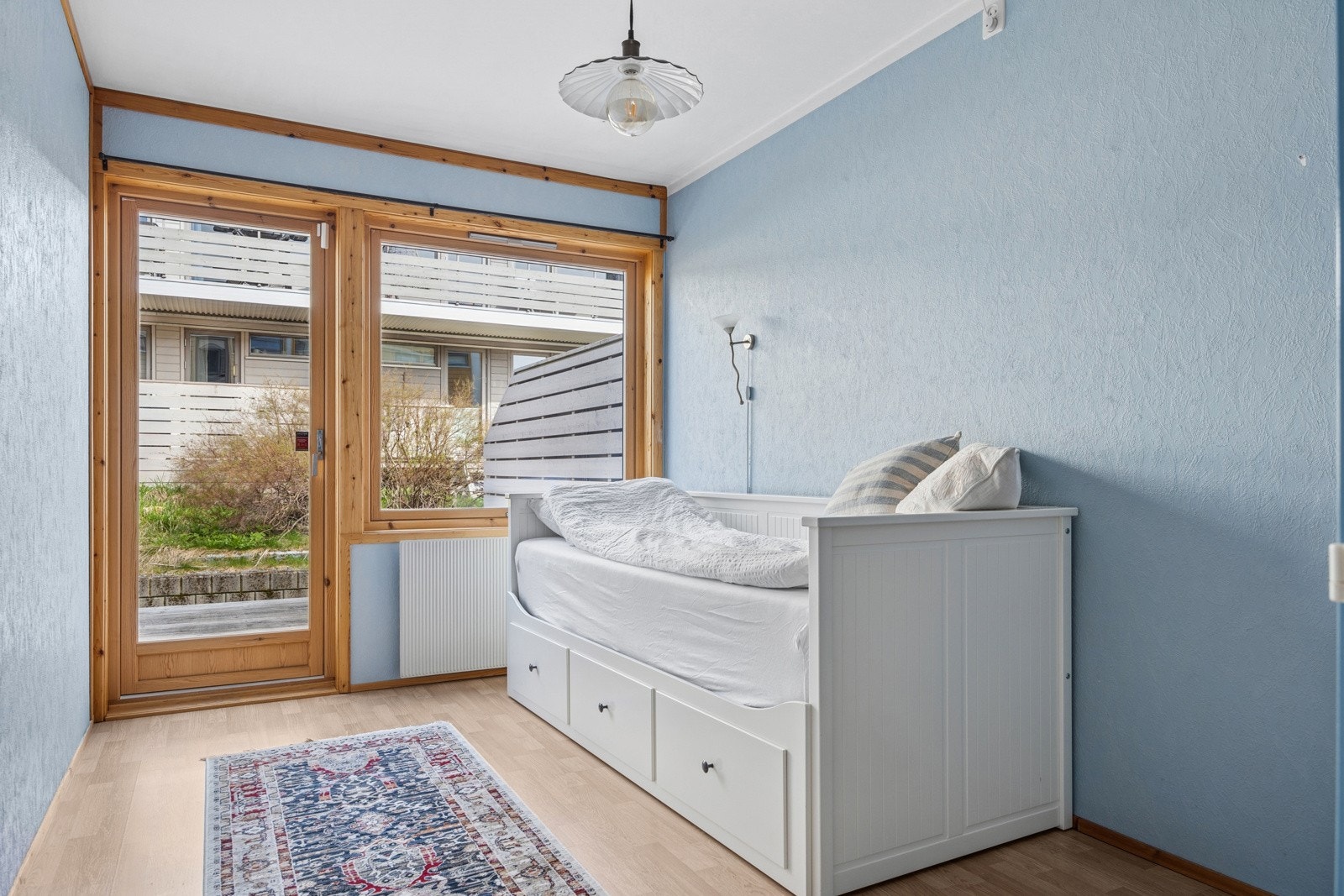 Det er god plass til seng, garderobeskap og arbeidsbord for lekser eller hjemmekontor på alle rom. Galleribilde