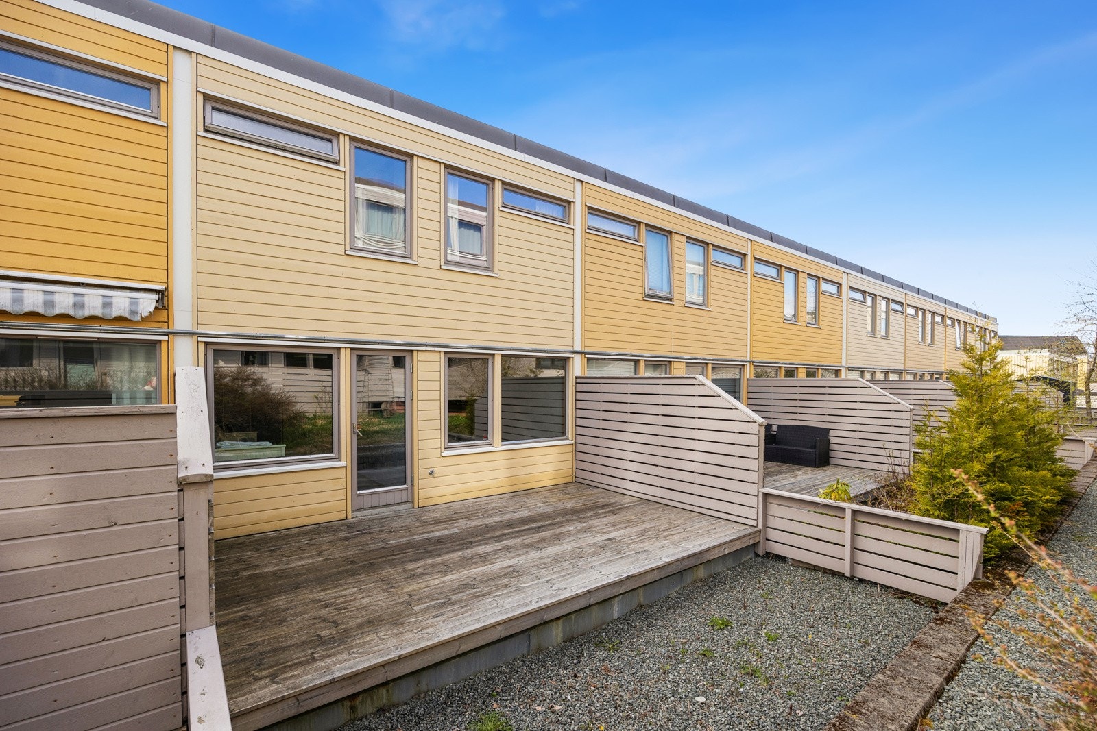 Rekkehuset har store, fine uterom på begge sider, slik at man på godværsdagene kan flytte seg etter solen og nyte den gjennom hele dagen. Galleribilde