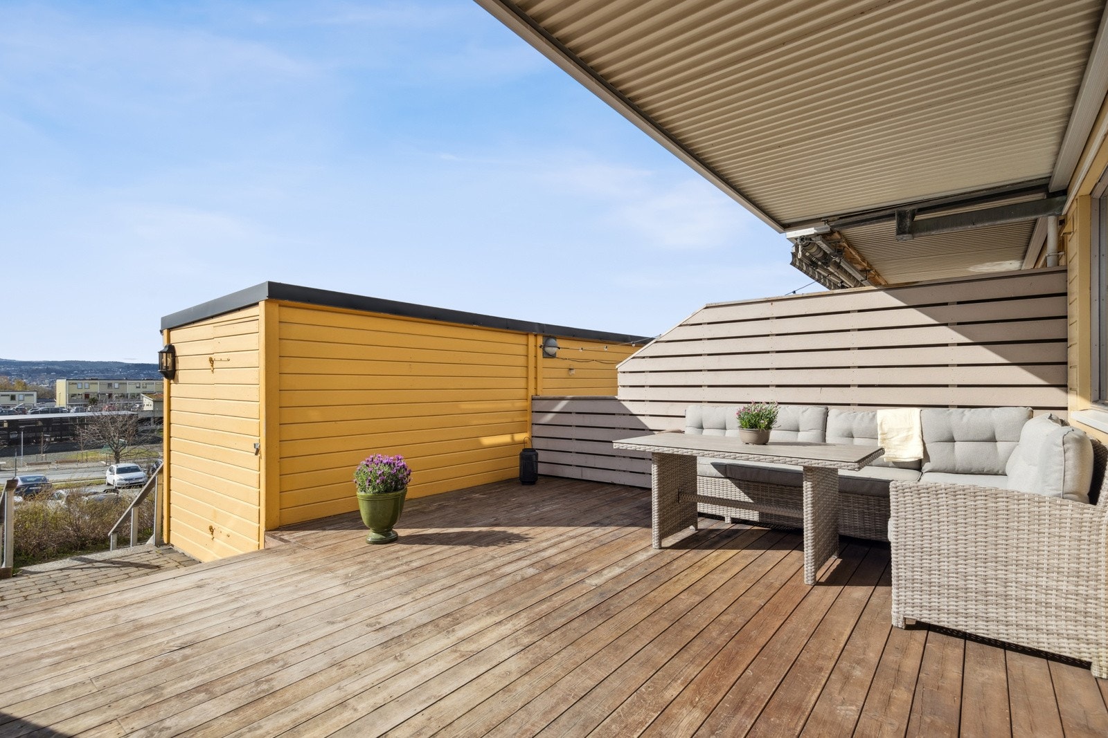 Det er satt opp en utvendig bod som skjermer for innsyn og har god plass til sportsutstyr, ski, barnevogn o.l. Galleribilde