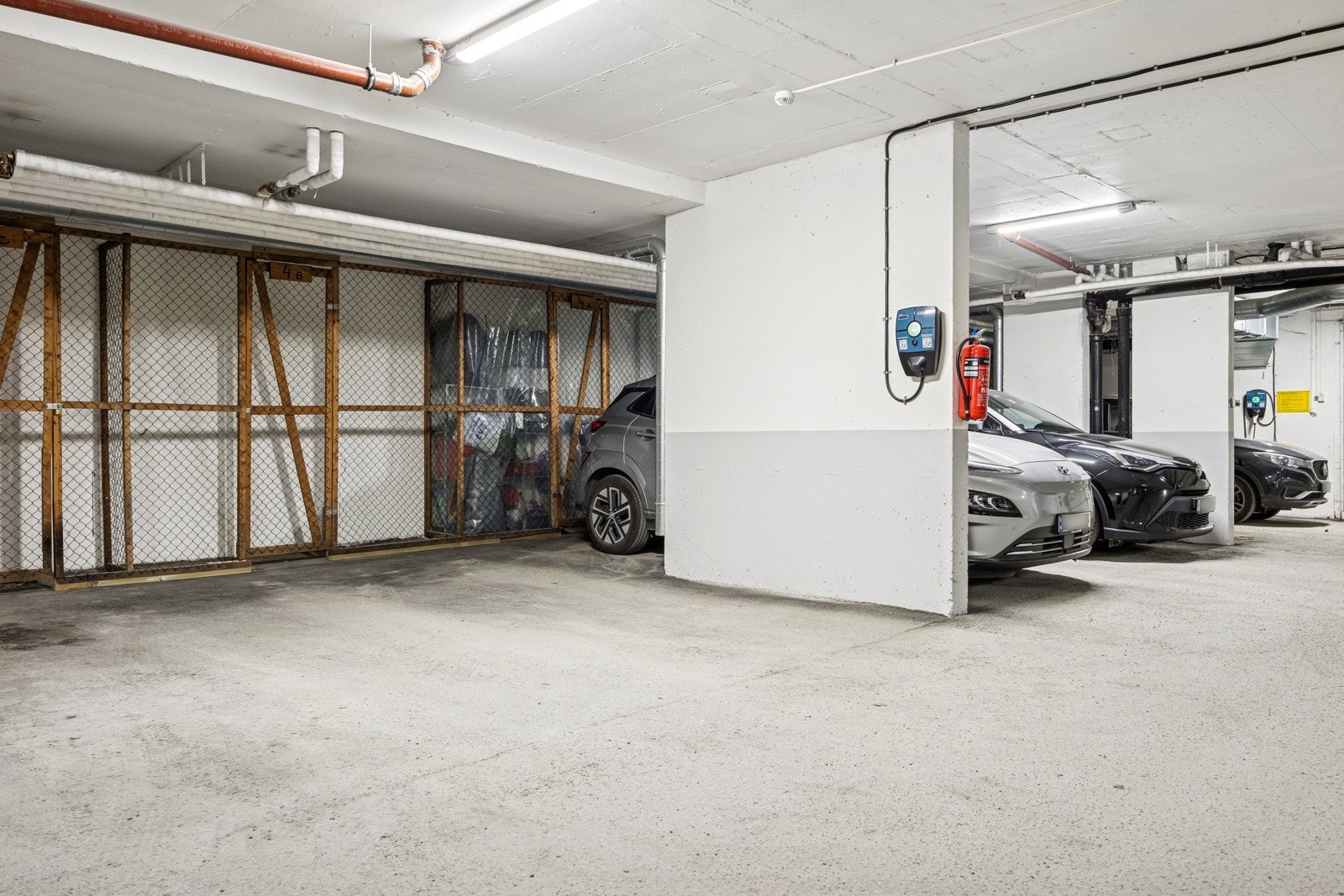 Egen garasjeplass i oppvarmet garasjekjeller medfølger. Det er montert ladeboks for elbil. Galleribilde