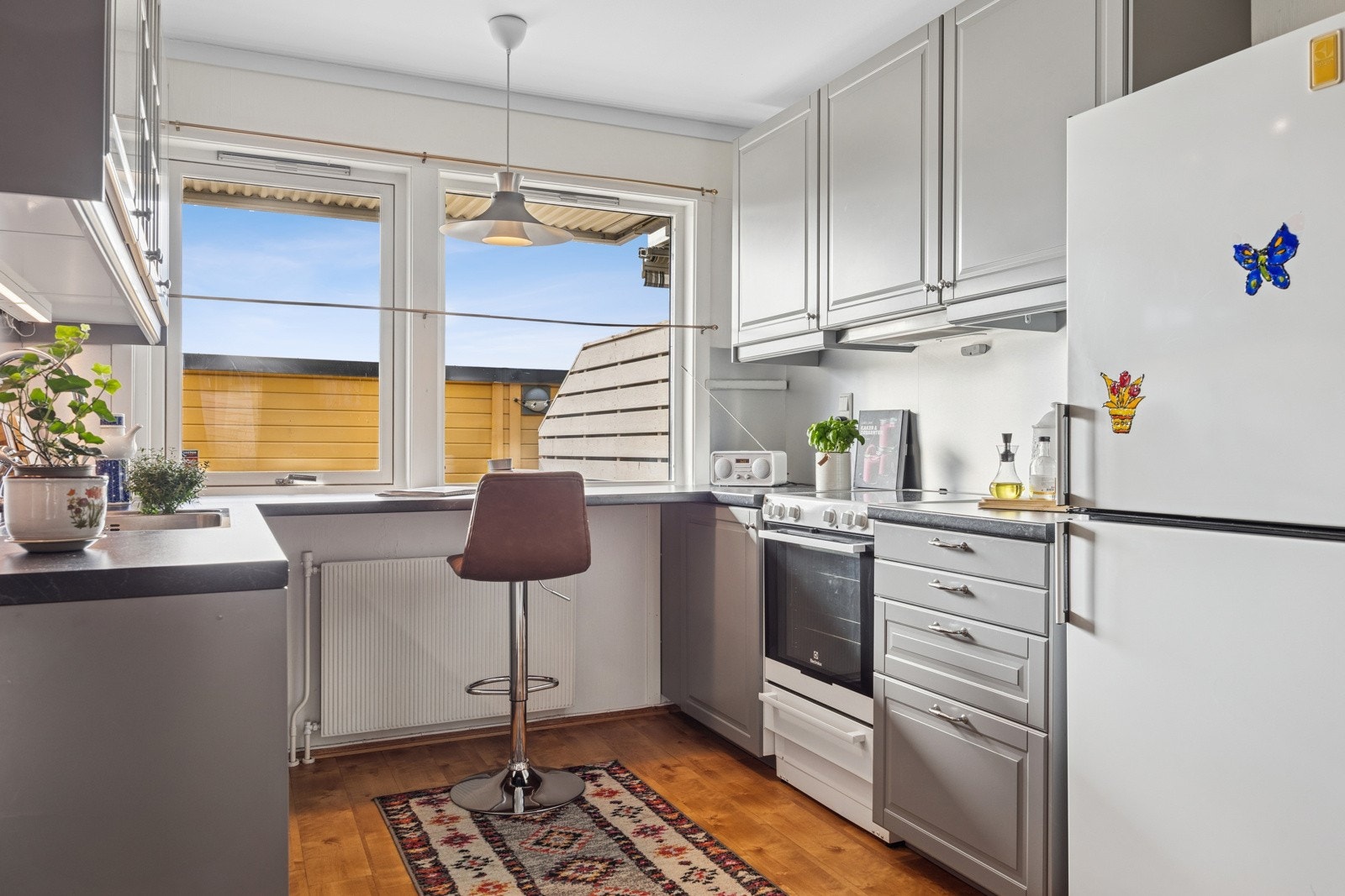 Kjøkkenet har en romslig utforming med rikelig lagringsplass og gode arbeidsflater. Galleribilde