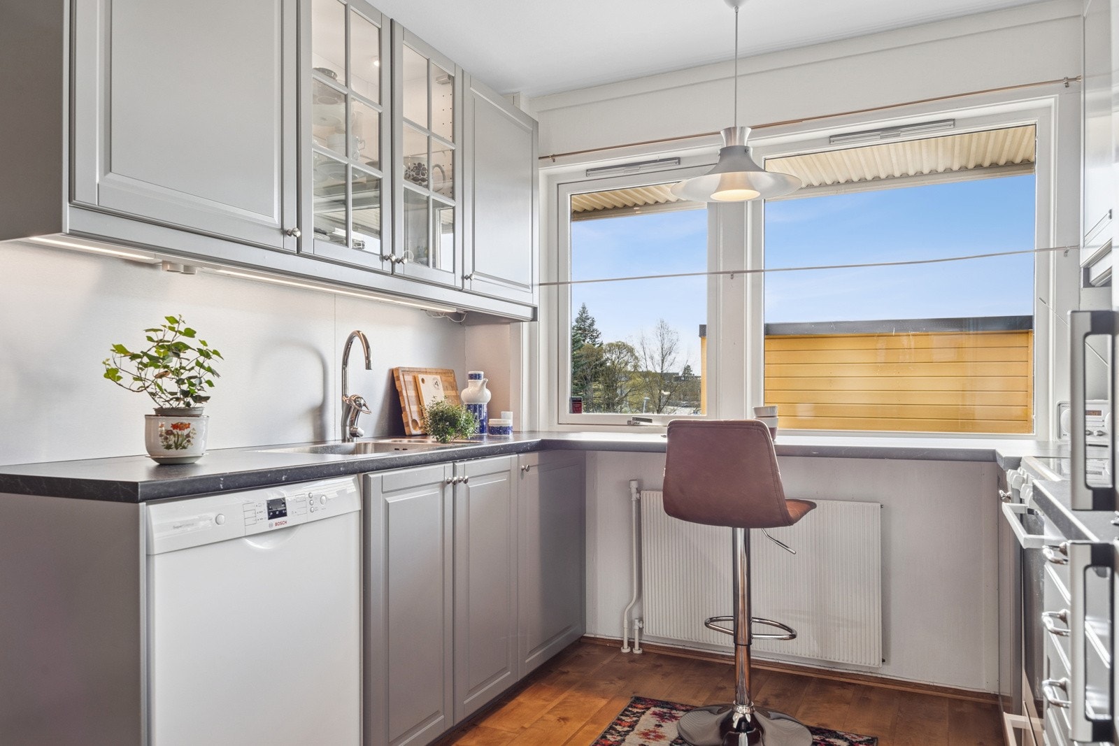 Det er medfølgende hvitevarer i form av stekeovn, kombiskap og oppvaskmaskin. Galleribilde