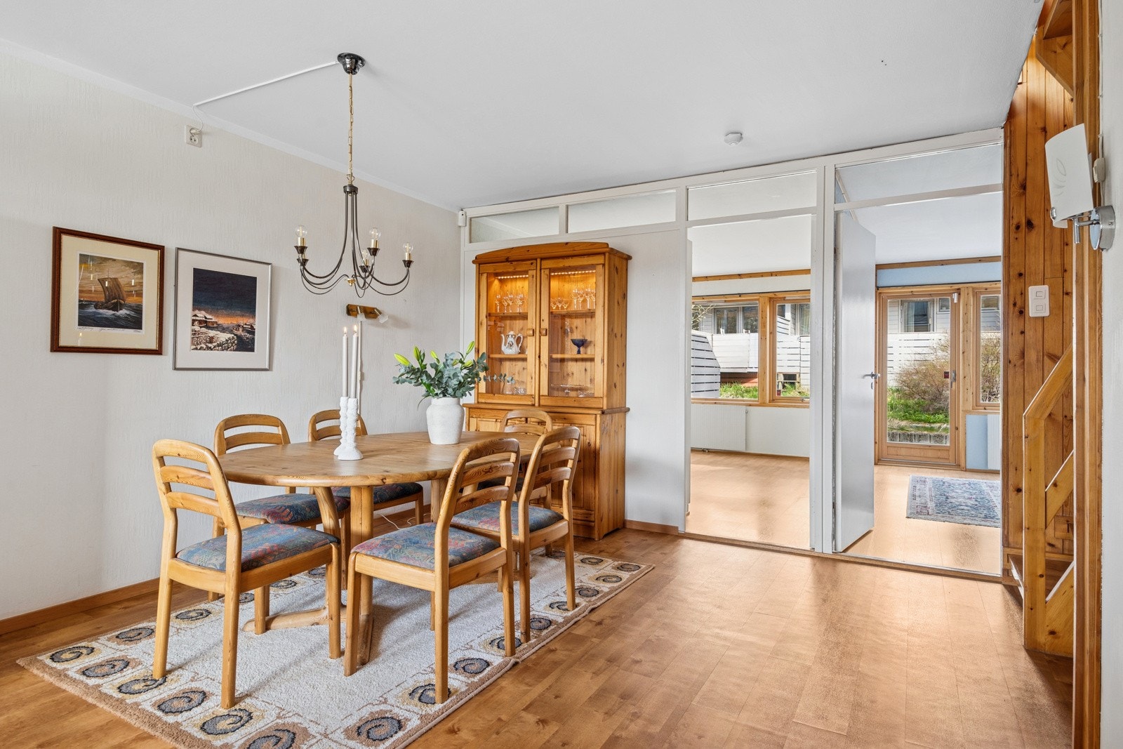 Rekkehuset har tre fine soverom. To av disse er lokalisert i hovedetasjen og det siste i 2. etasje. Galleribilde