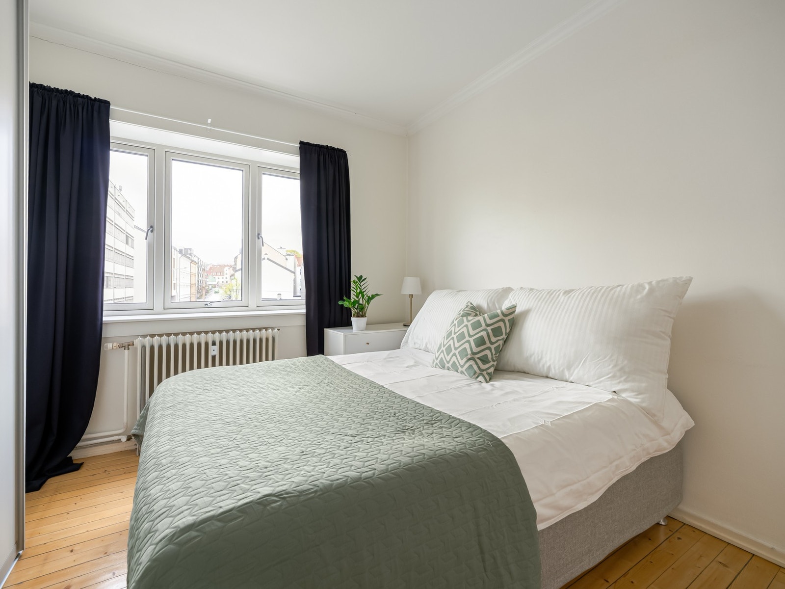 Det er rikelig med lys fra det store vinduet. Kjekt å vite er at leiligheten varmes opp med radiatorer tilknyttet fjernvarme. Galleribilde