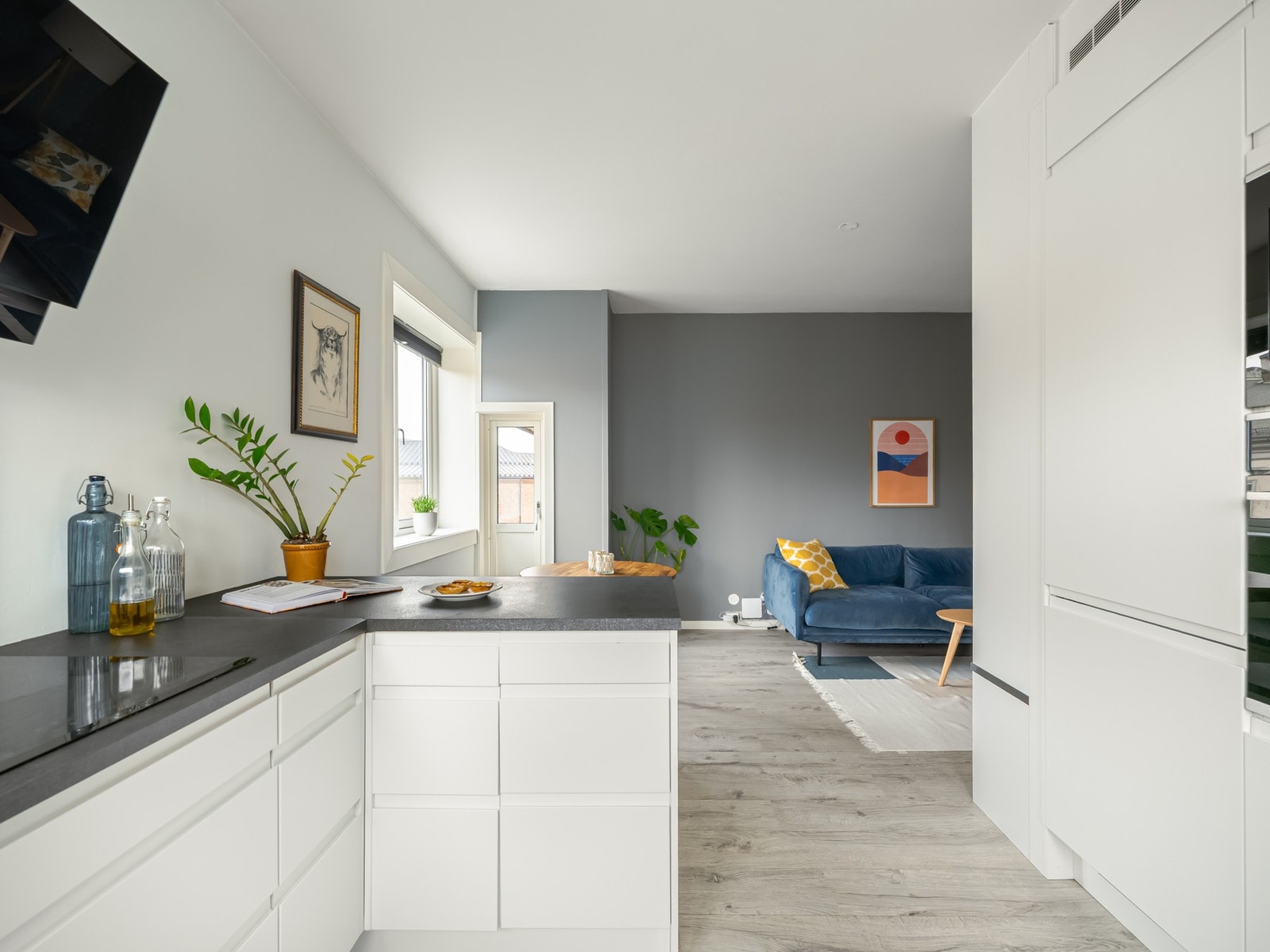 Kjøkkenet er praktisk designet med mye lagringsplass. Galleribilde