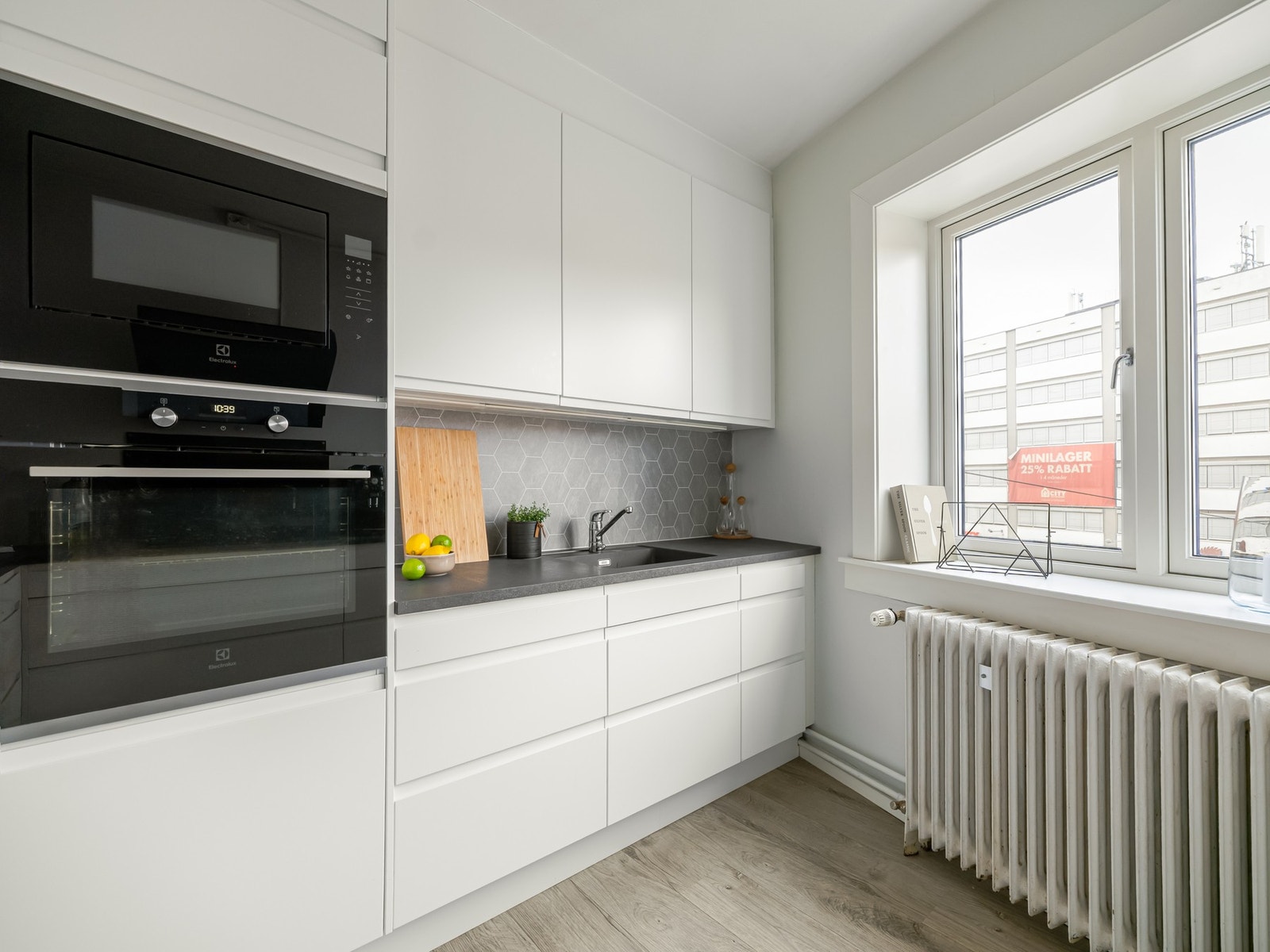 Her er det integrerte hvitevarer som platetopp, stekeovn, oppvaskmaskin og kjøleskap med frysedel. Galleribilde