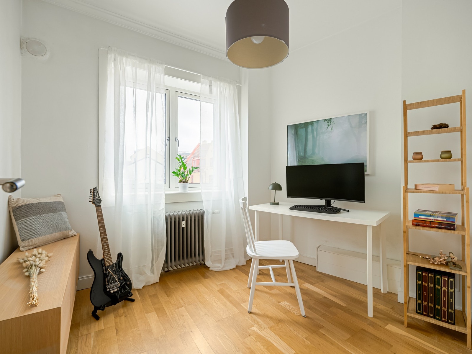 Et praktisk rom med mange muligheter. God plass til både seng, skrivepult og oppbevaring. Galleribilde