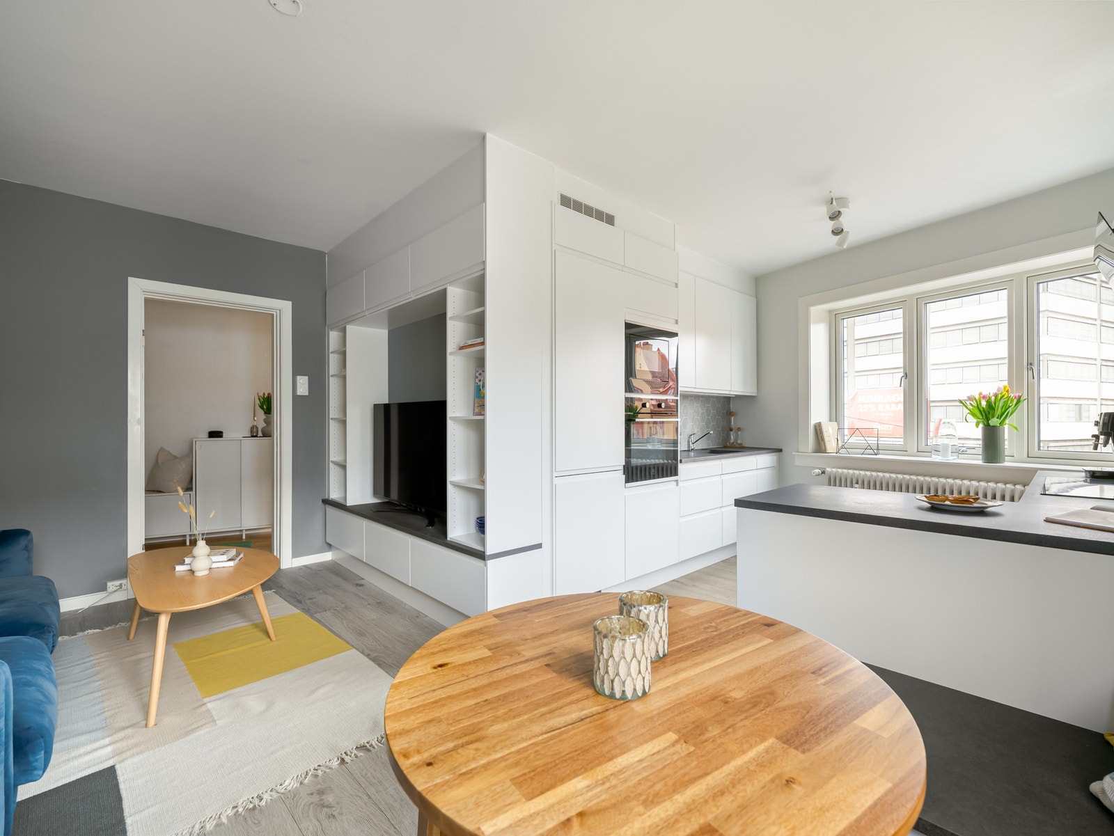 Et sosialt oppholdsrom med mye naturlig lys. Galleribilde