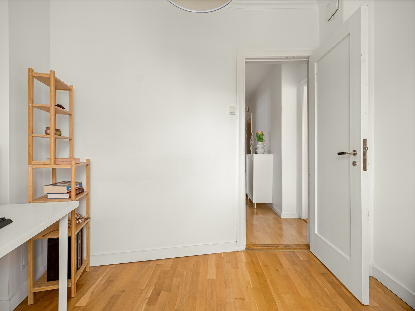 Leiligheten er malt i lyse farger, noe som gjør det enkelt å innrede etter eget ønske. Galleribilde