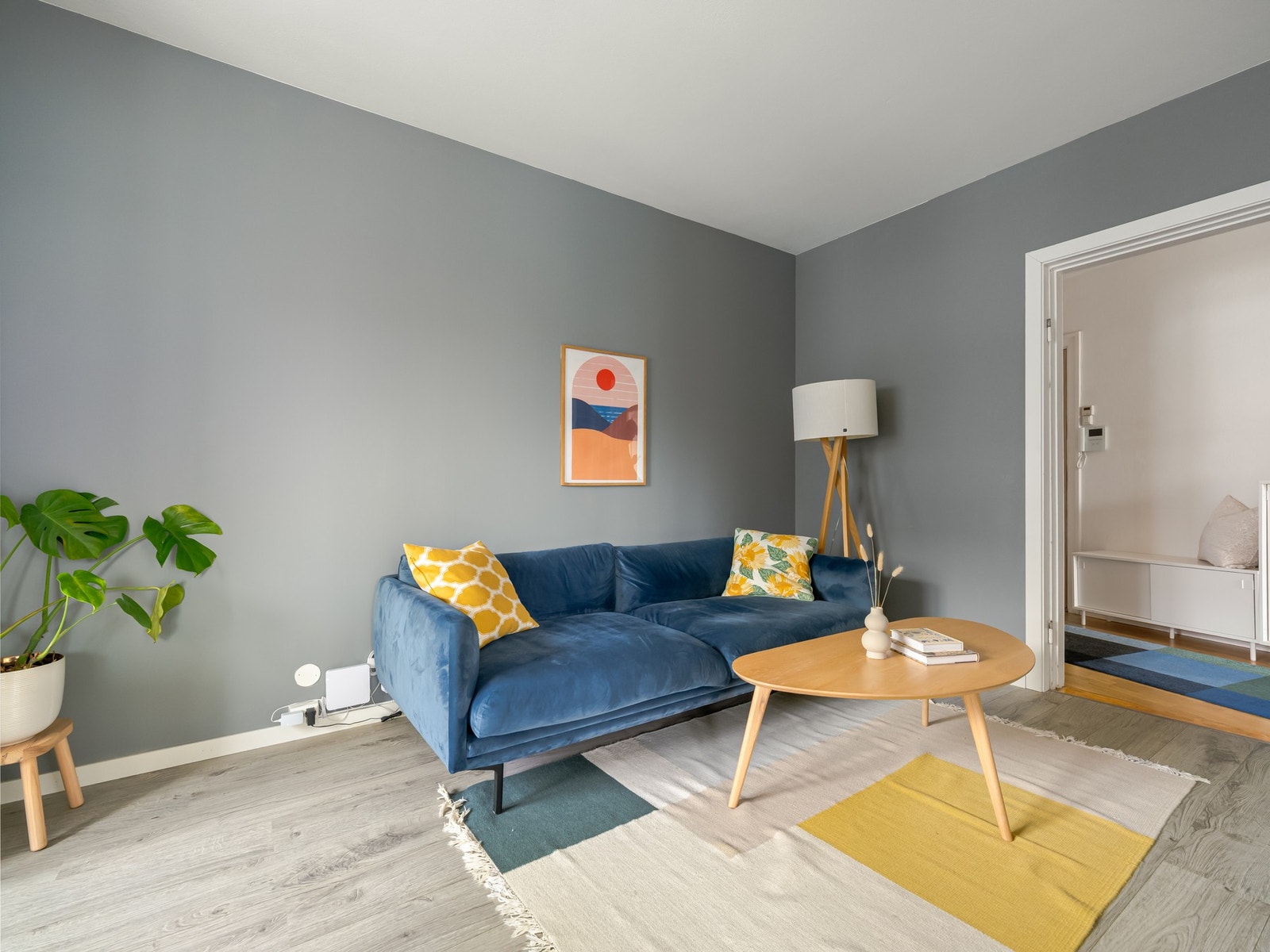 Det er god plass til sofagruppe foran den plassbygde tv-hyllen. Galleribilde