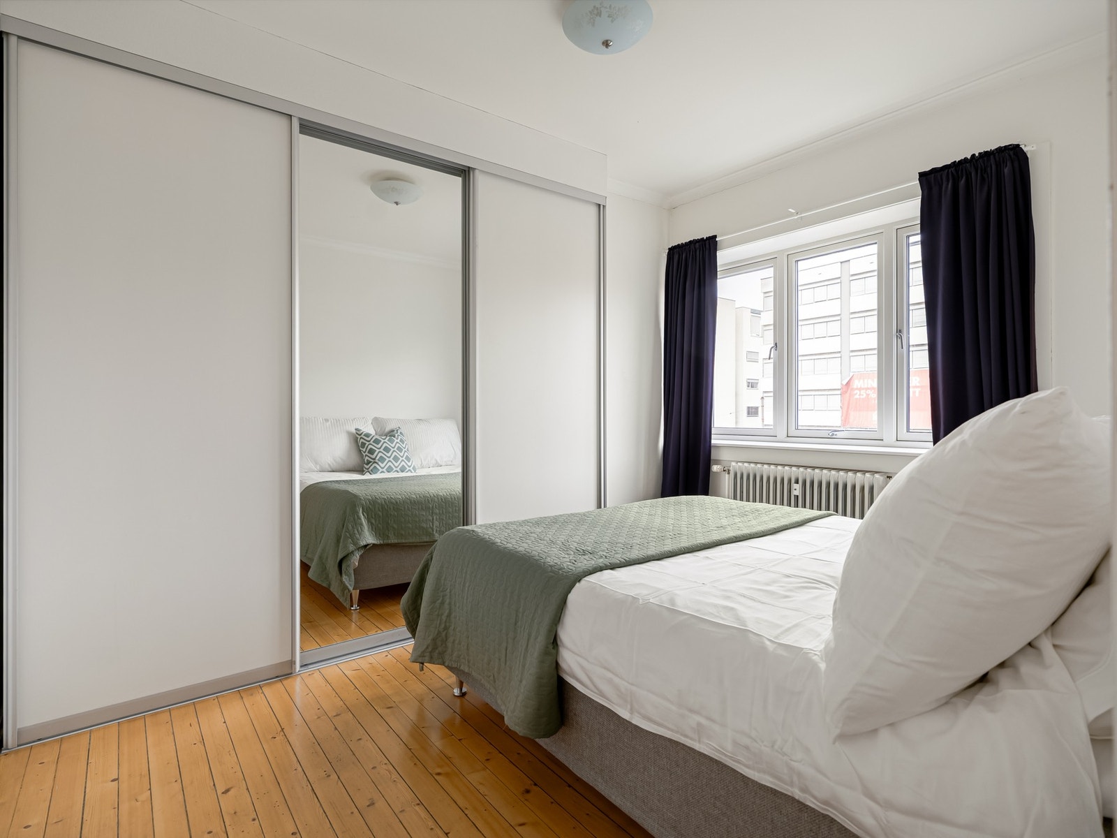 Hovedsoverom med god plass til dobbeltseng og nattbord. Galleribilde