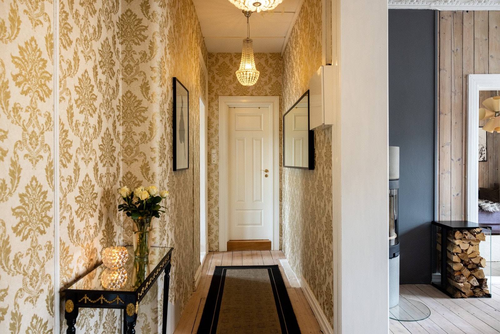 Lys og innbydende entré med generøs takhøyde. Galleribilde