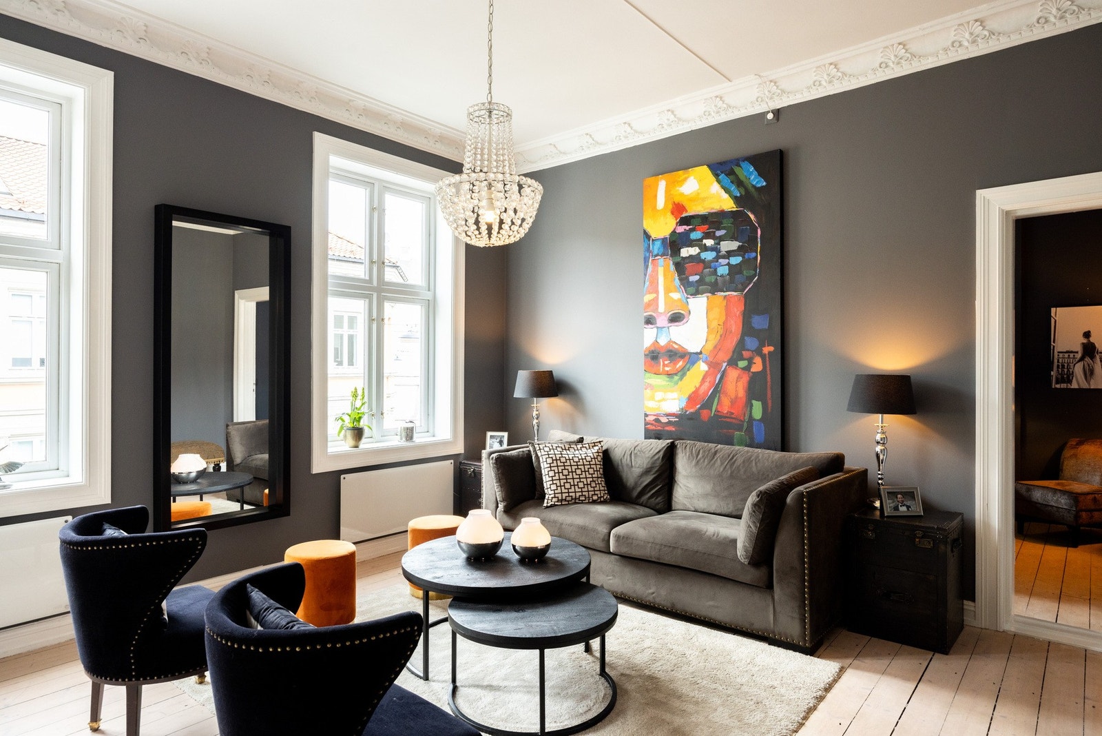 Stuen har gode møbleringsmuligheter, med plass til sofagruppe og tilhørende møblement. Galleribilde