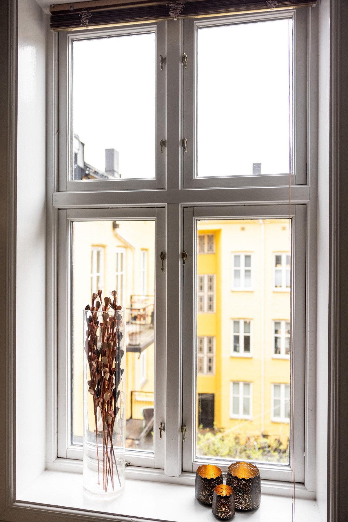 Rommet vender ut mot stille bakgård. Galleribilde